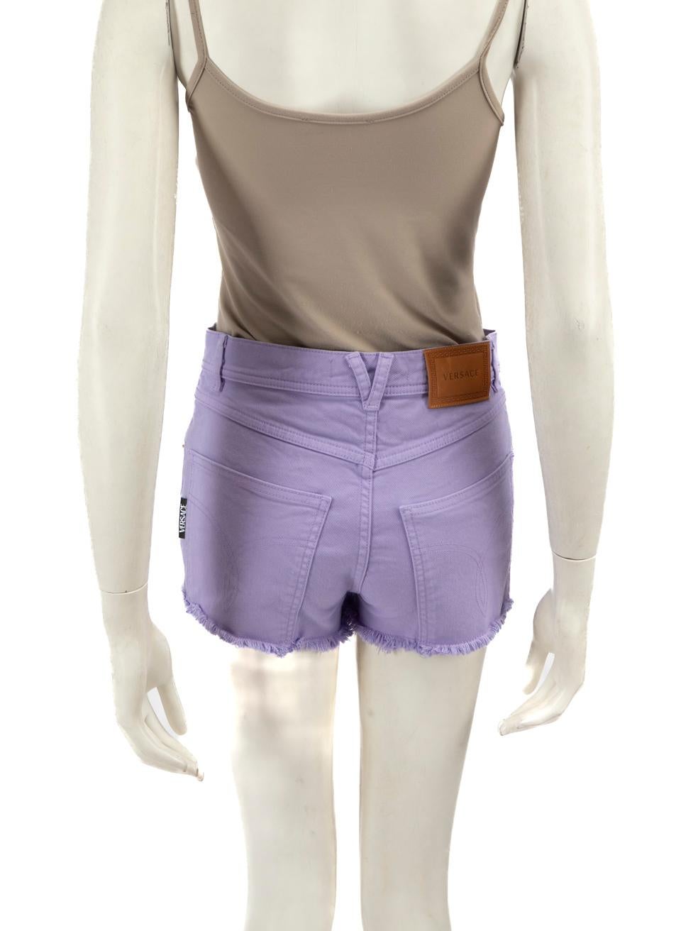 Violet Mini-short en denim violet Versace Taille XS en vente