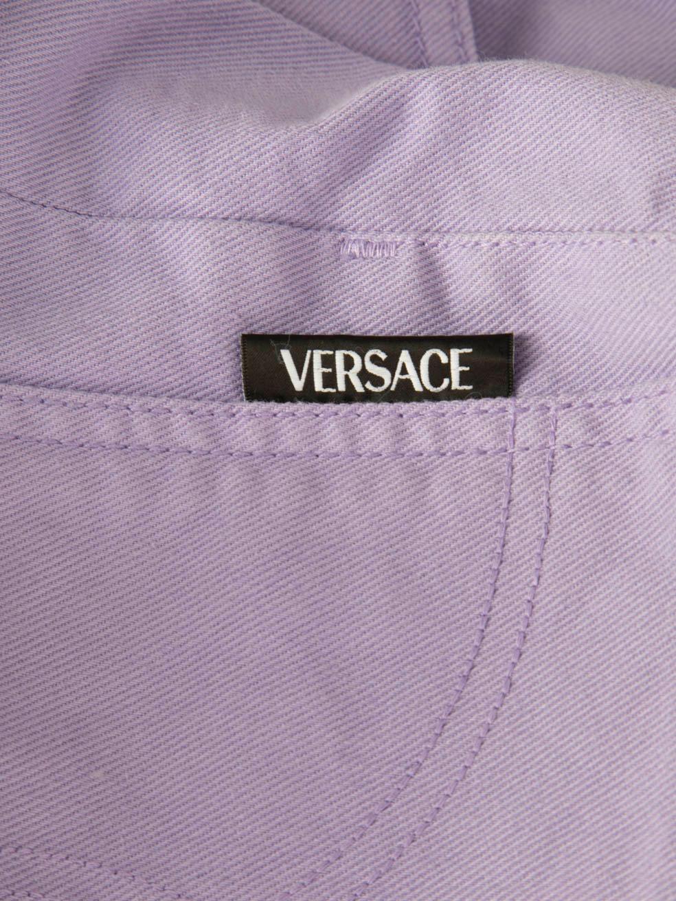 Mini-short en denim violet Versace Taille XS en vente 1