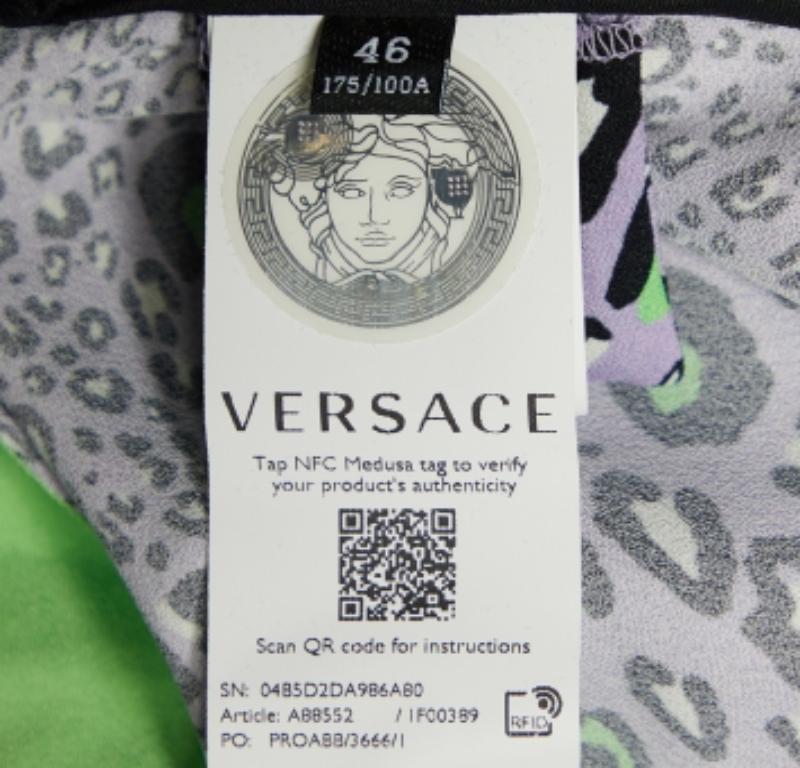Versace Top de punto con estampado de leopardo morado L en Bueno estado para la venta en Dubai, Al Qouz 2