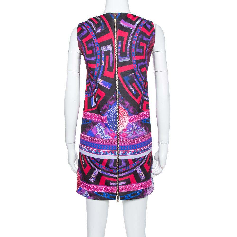 Make a style statement whenever you go out in this Versace dress. An impeccable balance of comfort and style, this jersey dress features a sleeveless cut, zip closure at the back, and House codes printed all over. For a high-fashion touch, style