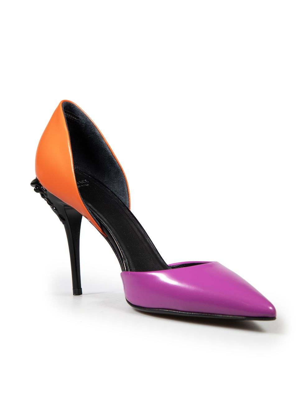 El ESTADO es Muy bueno. Apenas se aprecia desgaste en los zapatos de este artículo de reventa del diseñador Versace.
  
  
  
  Detalles
  
  
  Multicolor: morado, naranja
  
  Piel
  
  Bombas
  
  Punta del dedo
  
  Tacón alto
  
  Detalle de