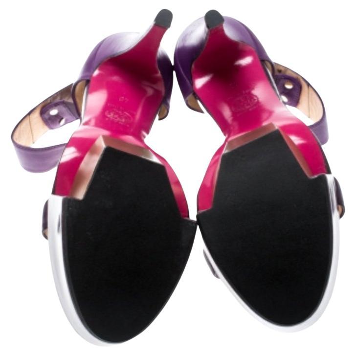 Diese Versace-Sandalen sind genau das, was Sie brauchen, um Ihren Stil ein paar Stufen höher zu setzen. Sie sind aus Leder gefertigt und mit einem Lacklederriemen auf der Vorderseite, Knöchelriemen und 14,5 cm hohen Plateauabsätzen ausgestattet.