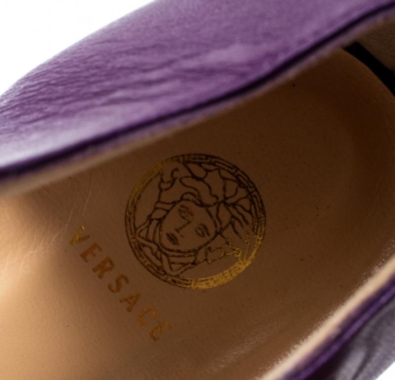 Versace Lila Plateausandalen aus Lackleder und Leder mit Knöchelriemen Größe 40 (Schwarz) im Angebot