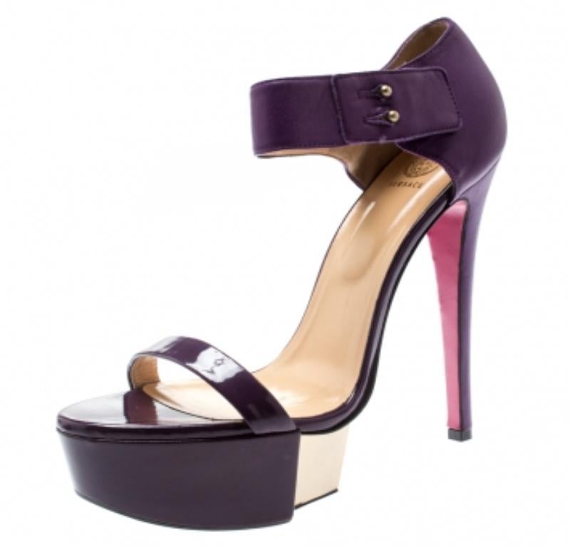 Versace Lila Plateausandalen aus Lackleder und Leder mit Knöchelriemen Größe 40 im Zustand „Hervorragend“ im Angebot in Dubai, Al Qouz 2