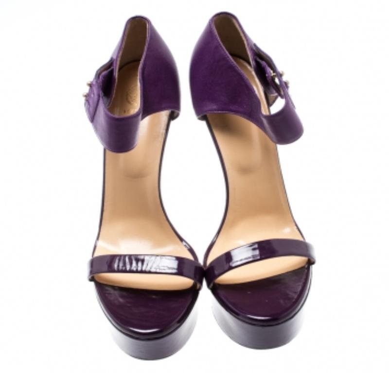 Versace Lila Plateausandalen aus Lackleder und Leder mit Knöchelriemen Größe 40 im Angebot 1