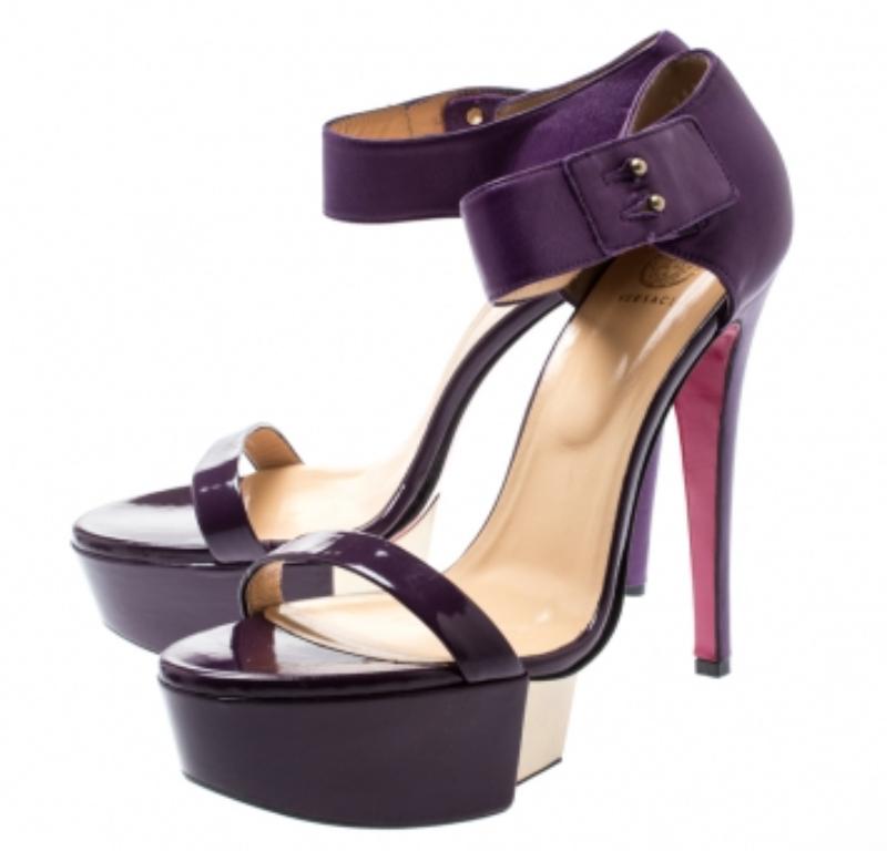 Versace Lila Plateausandalen aus Lackleder und Leder mit Knöchelriemen Größe 40 im Angebot 2