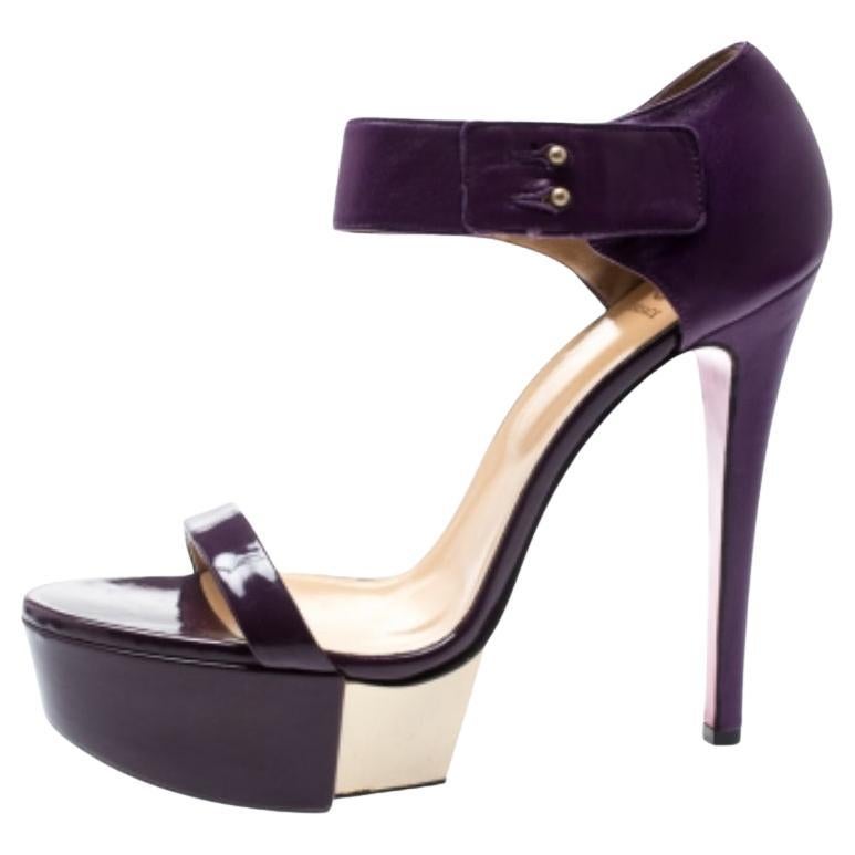 Versace Lila Plateausandalen aus Lackleder und Leder mit Knöchelriemen Größe 40 im Angebot