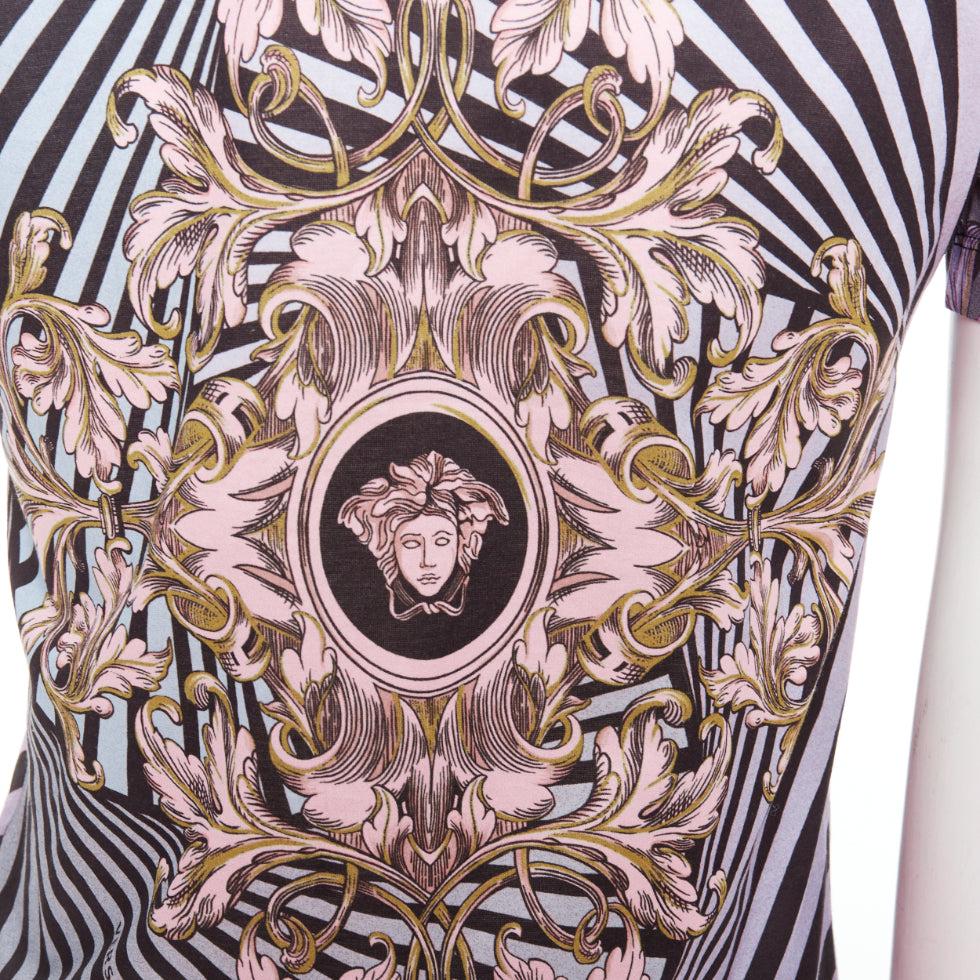 VERSACE Lila Rosa Barock Medusa Wirbeldruck Baumwoll-Besatzhemd XS
Referenz: PYCN/A00106
Marke: Versace
Designer: Donatella Versace
MATERIAL: Baumwolle
Farbe: Multicolour
Muster: Barocco
Verschluss: Pullover
Hergestellt in:
