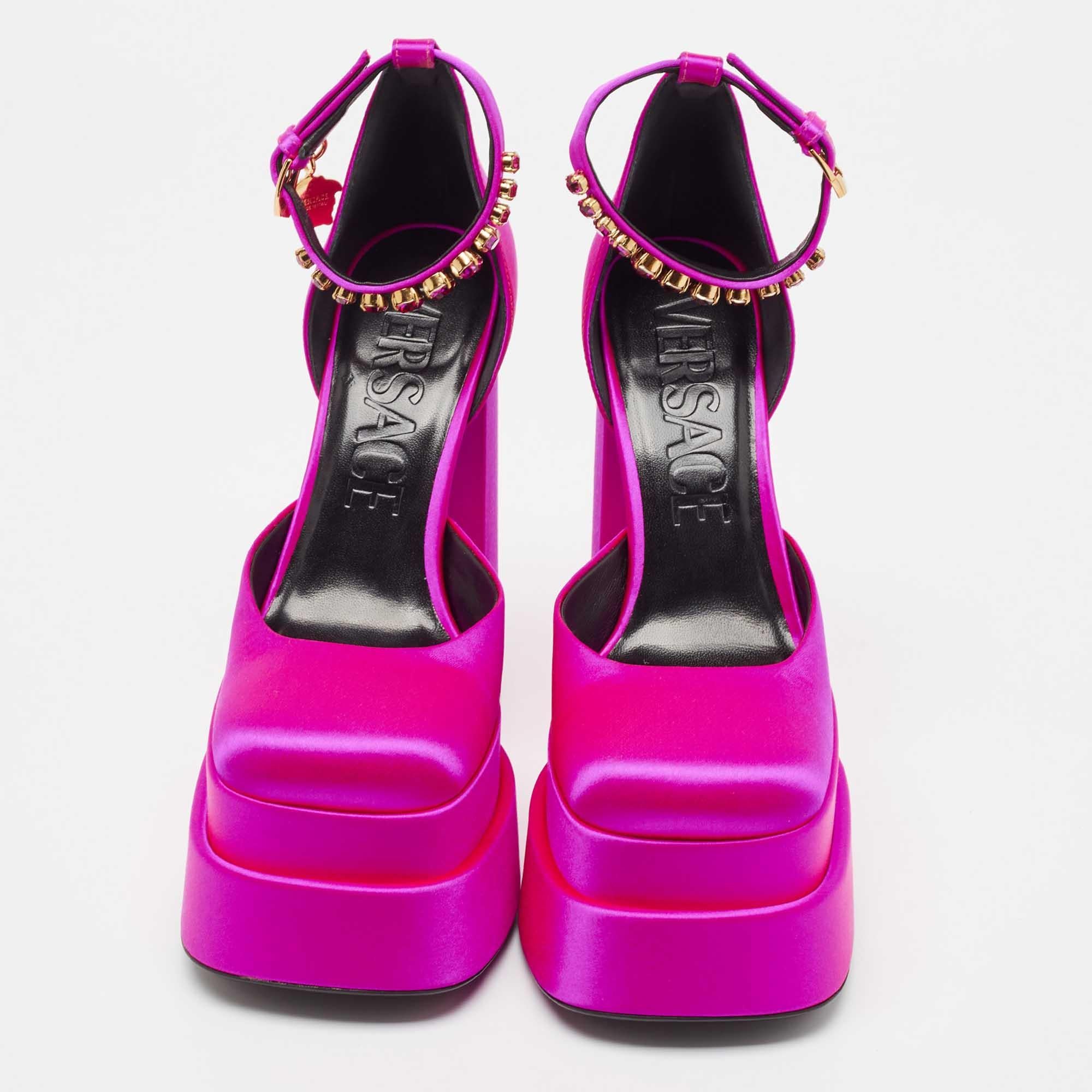 Versace Purple Satin Medusa Block Heel Pumps Size 38 In Excellent Condition In Dubai, Al Qouz 2