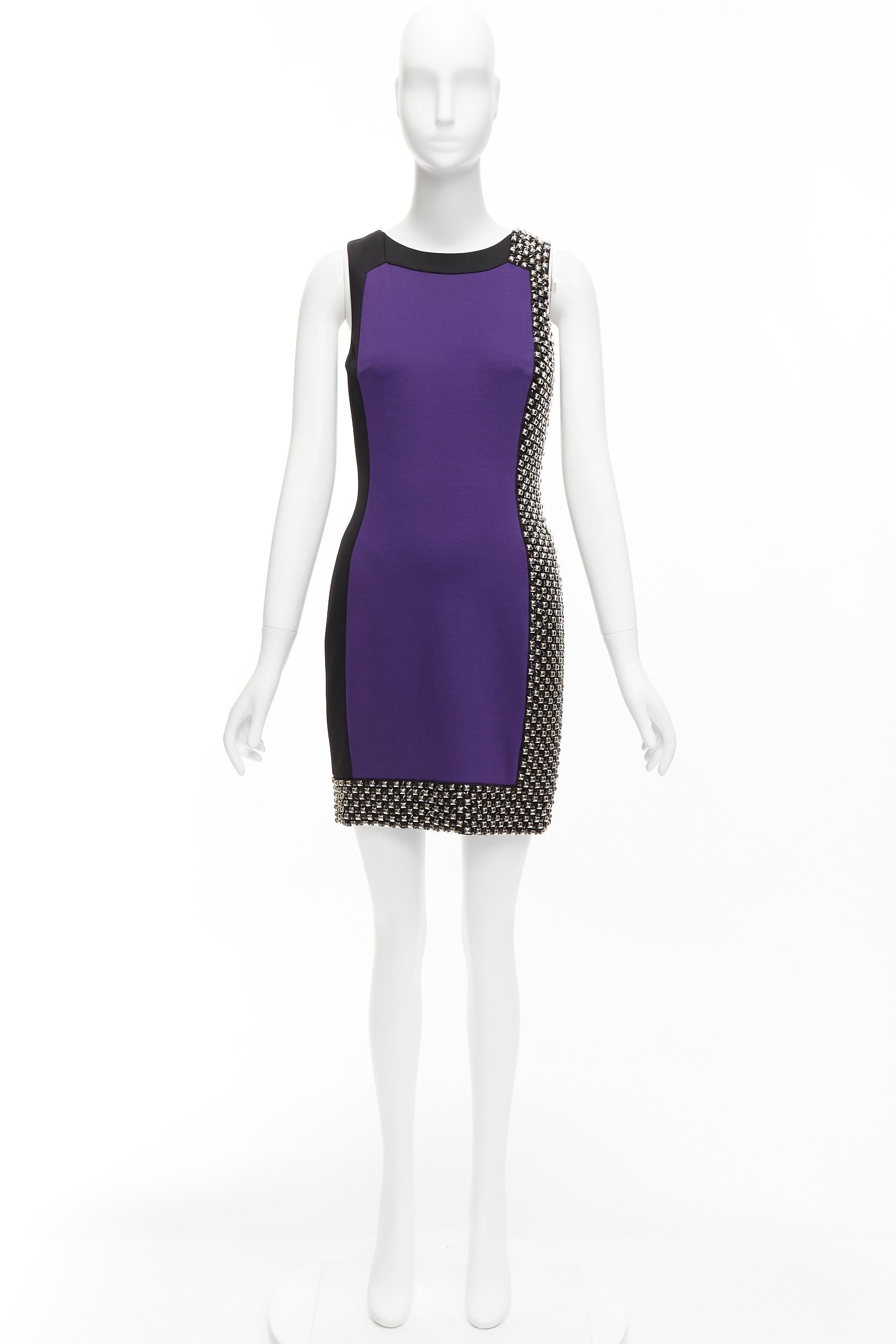 VERSACE vestido de seda púrpura con tachuelas plateadas y bloques de color IT42 M en venta 4