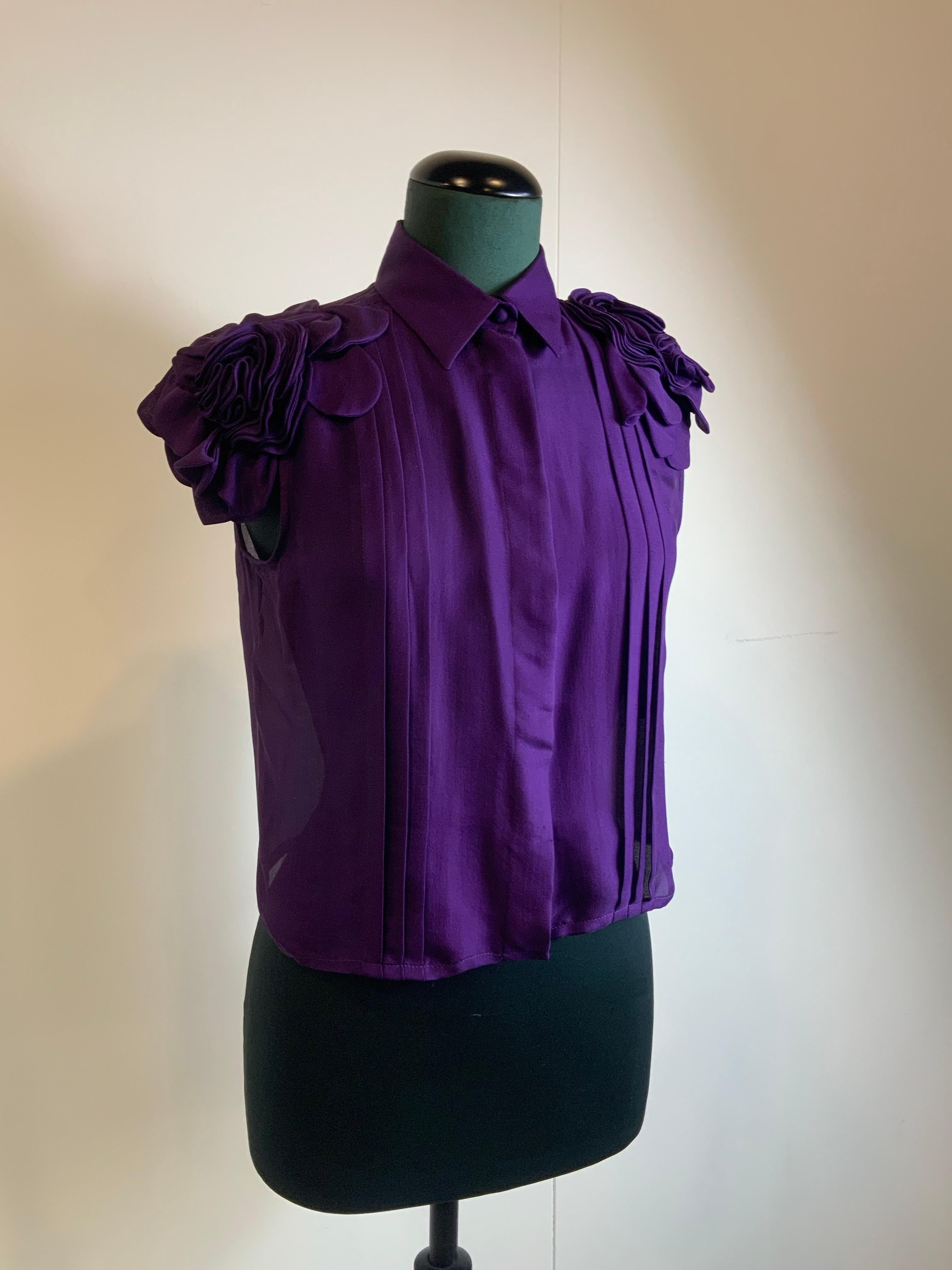 Purple Versace top.
In 100% silk with floral inserts.
Italian size 40.
Shoulders 37 cm
Bust 44 cm
Length 54 cm
Good general condition, shows signs of normal use and some pulled threads.