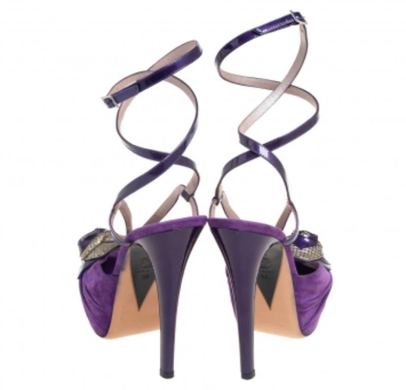 Versace Plateforme en daim et cuir verni violet  Sandales à lanières de cheville Taille 36 Bon état à Dubai, Al Qouz 2