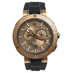 Versace Montre-bracelet GMT extrême pour homme en acier inoxydable plaqué PVD et caoutchouc V-Extreme, 46 mm