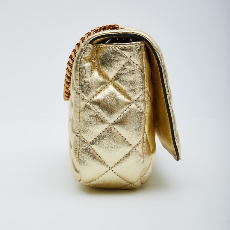 Versace - Petit sac à bandoulière à rabat en cuir matelassé avec tête de  Méduse dorée En vente sur 1stDibs