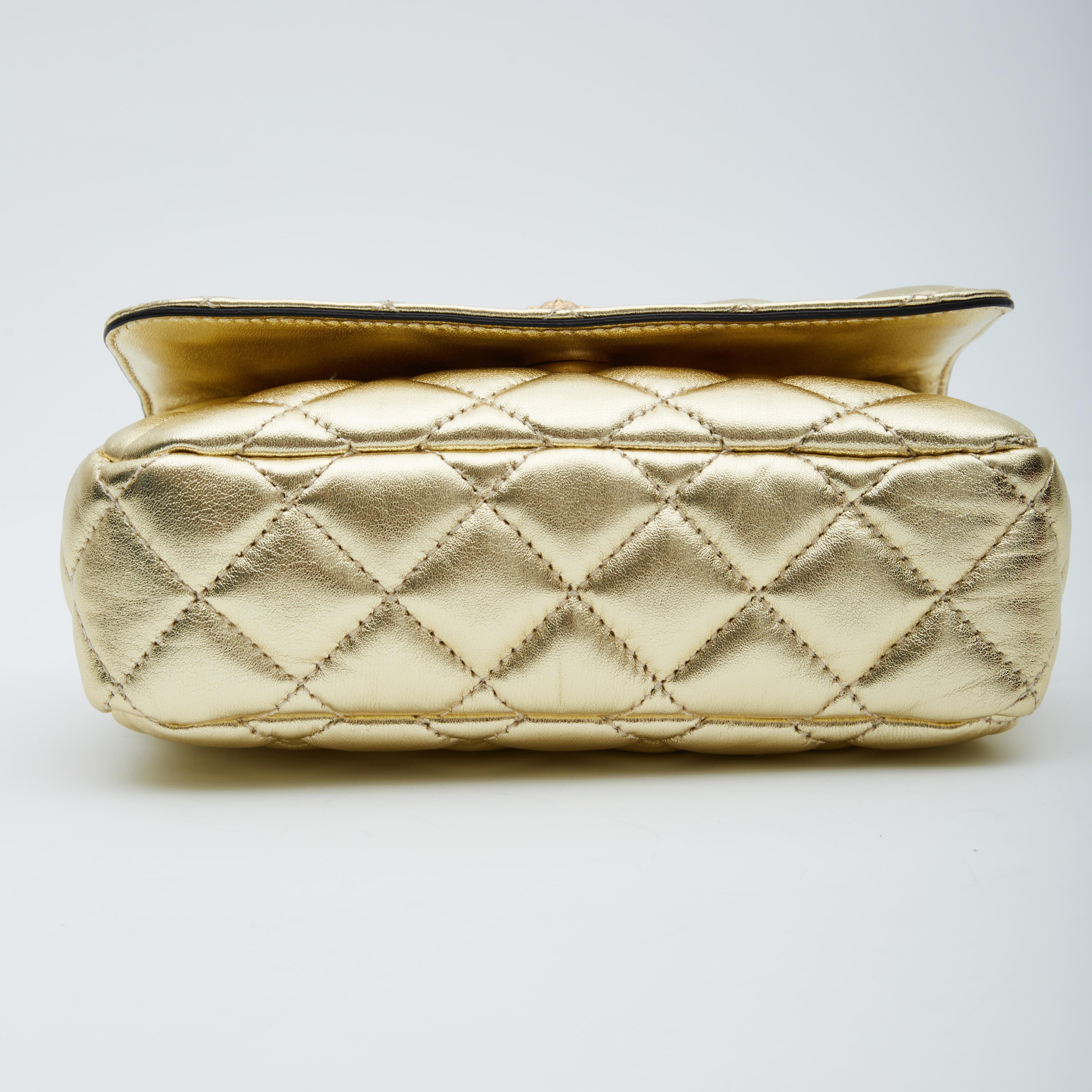 Or Versace, petit sac bandoulière à rabat en cuir matelassé avec tête de Méduse dorée en vente
