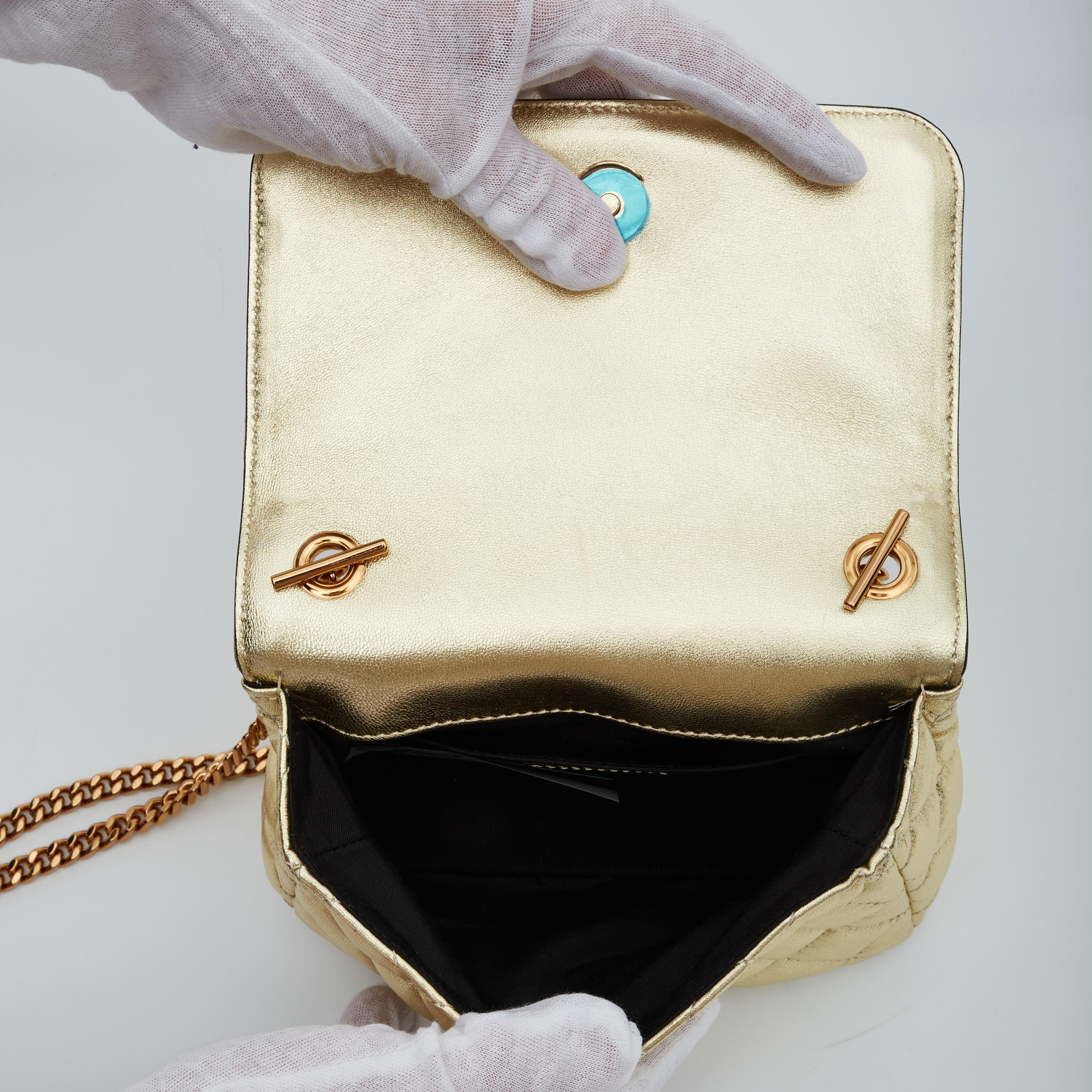 Kleine Versace Crossbody-Tasche aus gestepptem Leder mit goldenem Medusa-Kopf und Klappe im Zustand „Neu“ im Angebot in Montreal, Quebec