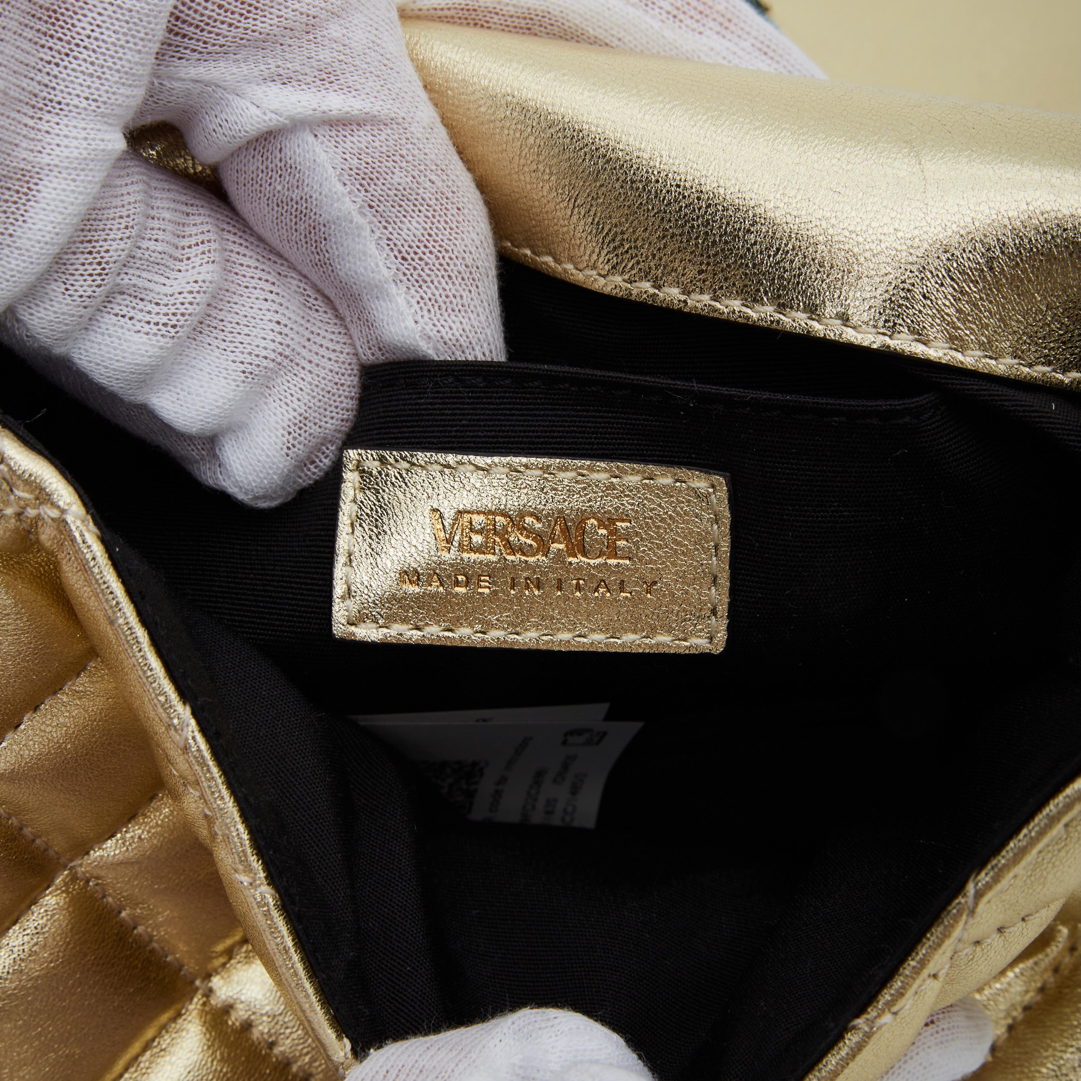 Versace, petit sac bandoulière à rabat en cuir matelassé avec tête de Méduse dorée Unisexe en vente