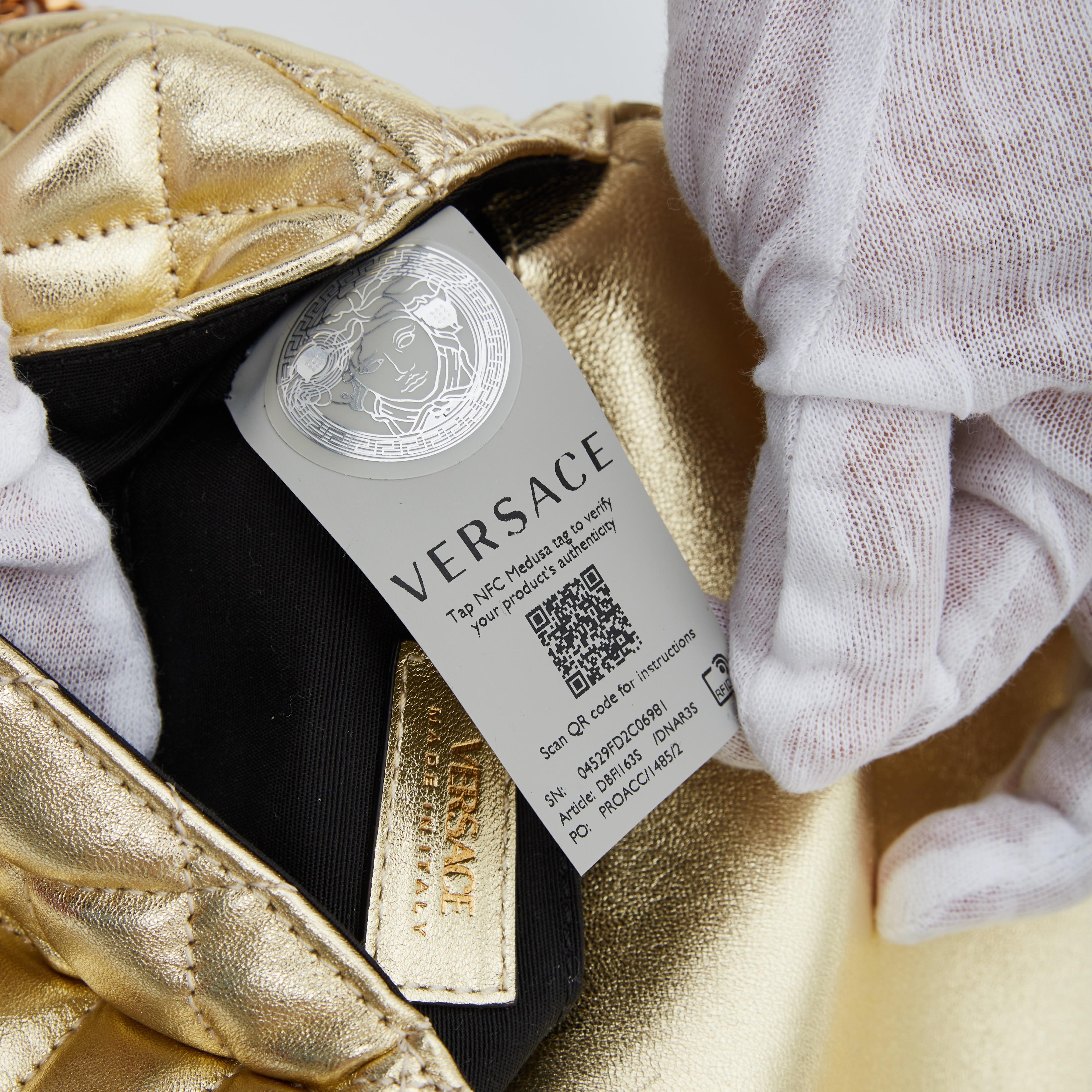 Kleine Versace Crossbody-Tasche aus gestepptem Leder mit goldenem Medusa-Kopf und Klappe im Angebot 1