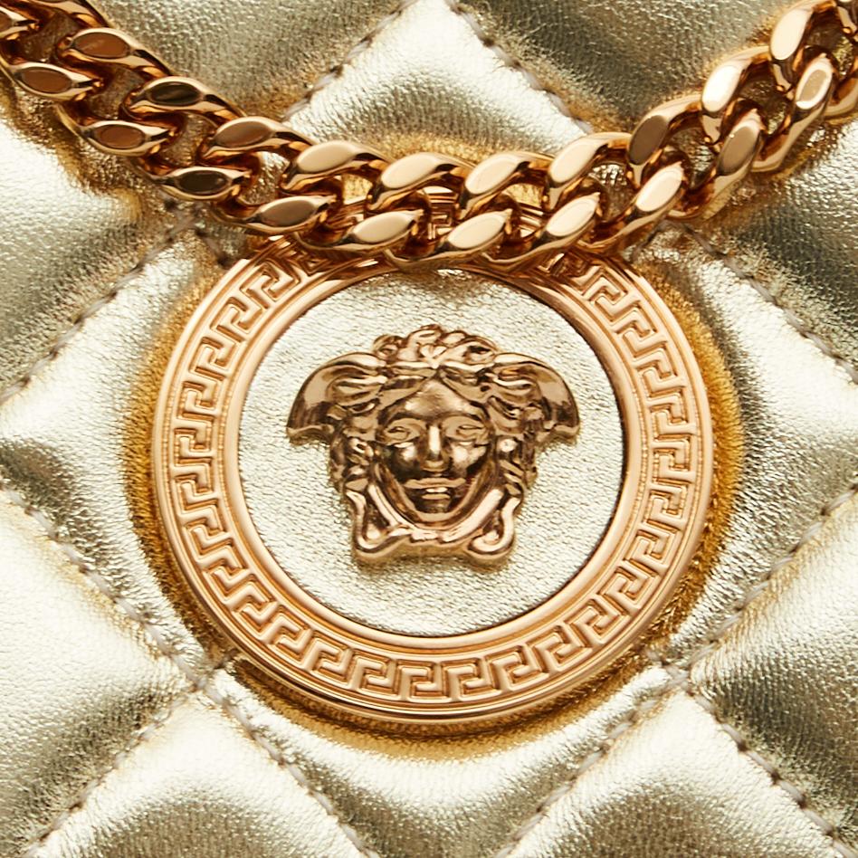 Kleine Versace Crossbody-Tasche aus gestepptem Leder mit goldenem Medusa-Kopf und Klappe im Angebot 2