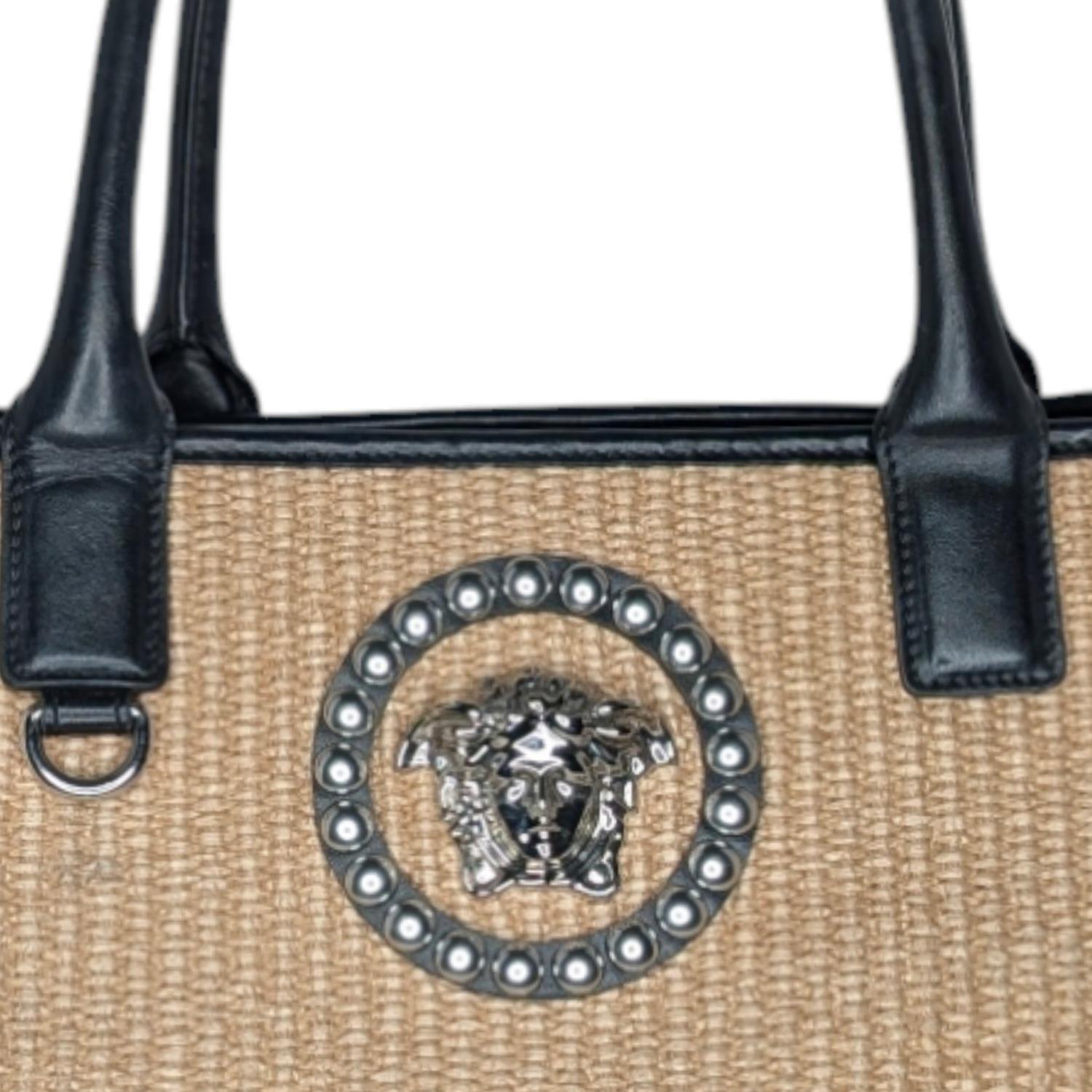 Grand sac cabas La Medusa clouté en raphia Versace en vente 3