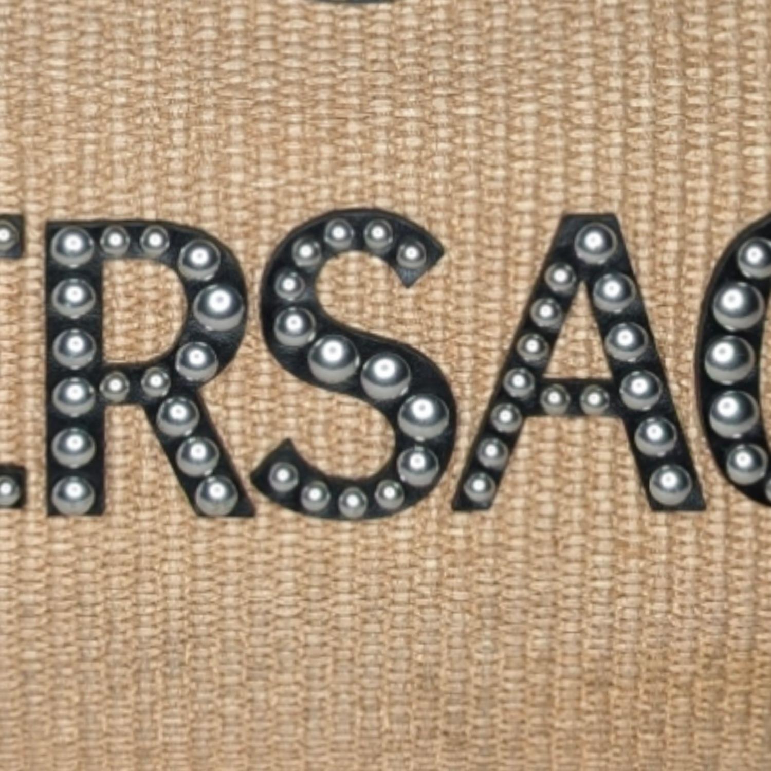 Grand sac cabas La Medusa clouté en raphia Versace en vente 4