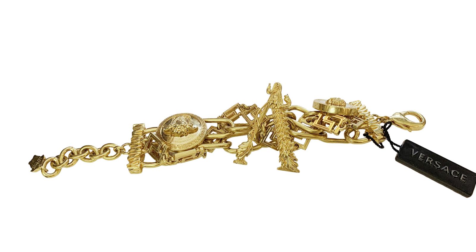 Seltenes goldfarbenes Charm-Armband von Versace im Zustand „Hervorragend“ im Angebot in New York, NY