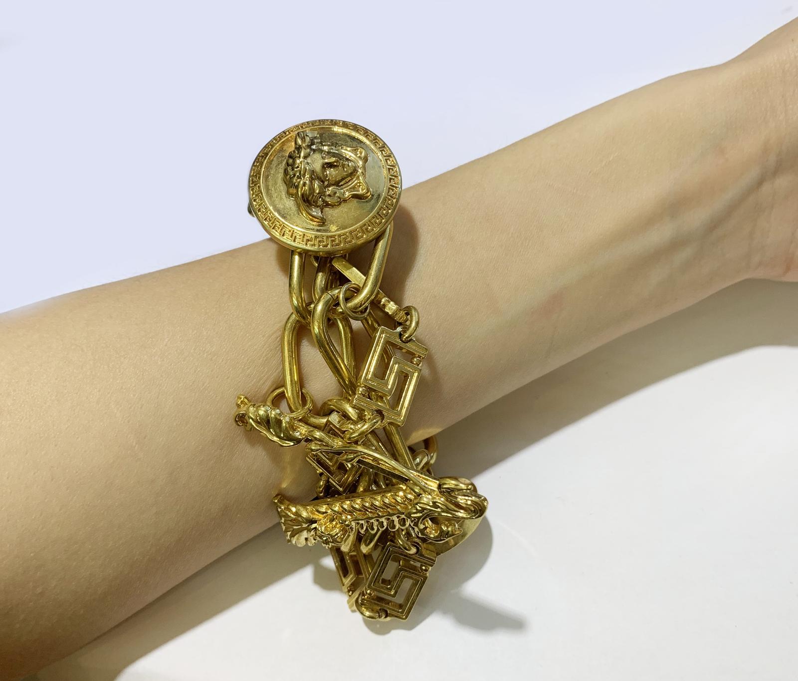 Seltenes goldfarbenes Charm-Armband von Versace im Angebot 1