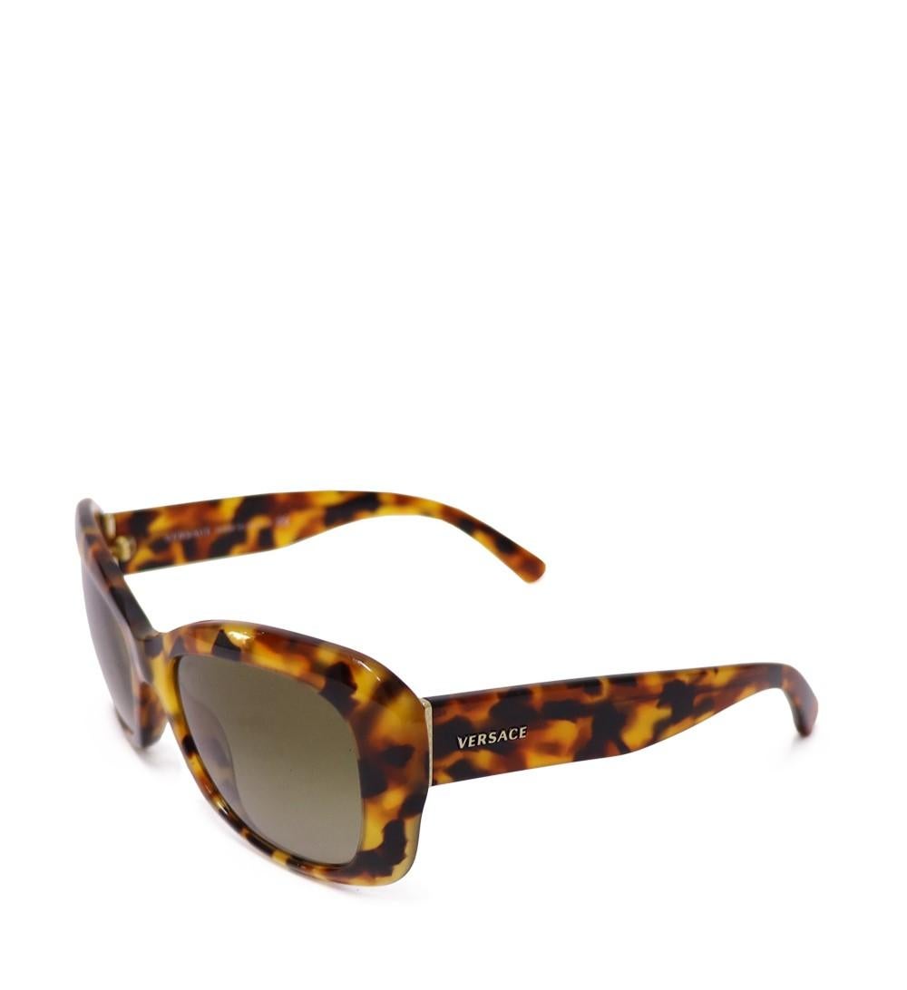Versace Rectangle Light Havana Brown Gradient Sunglasses, Featuring Rectangle frame, tinted lenses, brand details and straight arms with angled tips.

Hardware: Plastic.
Lens: Gradient
Lens Width: 56 mm
Lens Bridge: 18 mm
Arm Length: 135 mm
Overall
