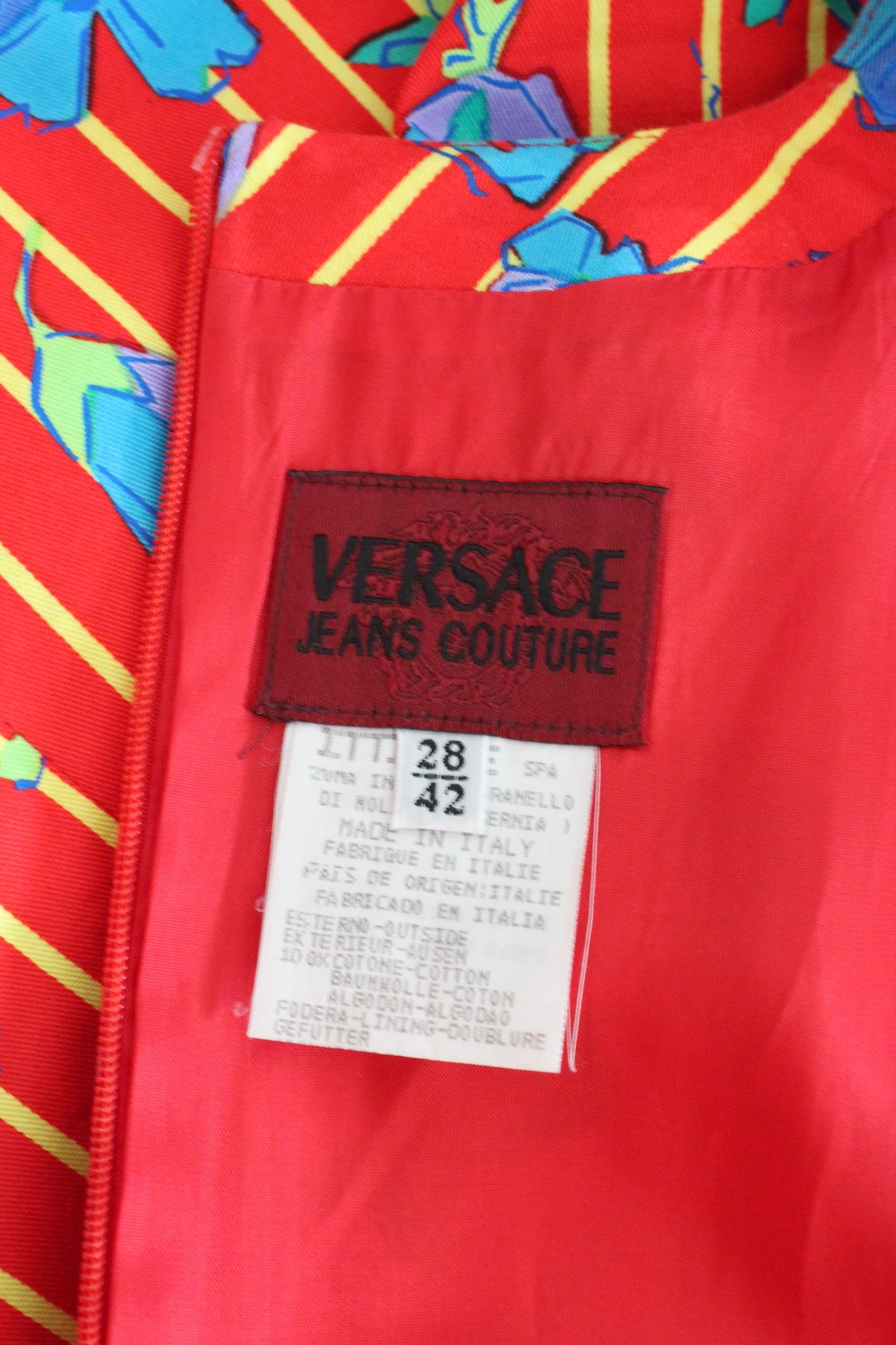 Robe vintage des années 90 de Versace Jeans Couture. Robe fourreau rouge à rayures jaunes et fleurs bleues. Tissu 100 % coton. Fabriquées en Italie.

Taille : 42 It 8 Us 10 Uk

Epaule : 27 cm
Buste/Poitrine : 46 cm
Taille : 45 cm
Longueur : 85 cm