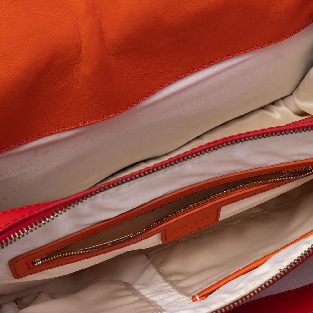 Versace Rote Nieten-Tasche aus Leder im Angebot 3