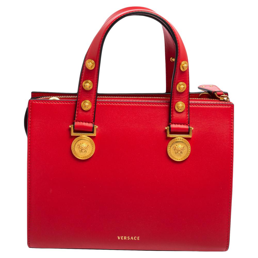 This Versace Tribute tote in red leather has an alluring design. Beautifully crafted, the bag comes with a highly durable exterior detailed with gold-tone motifs for an unmissable Versace signature. Equipped with a leather interior, two handles, and
