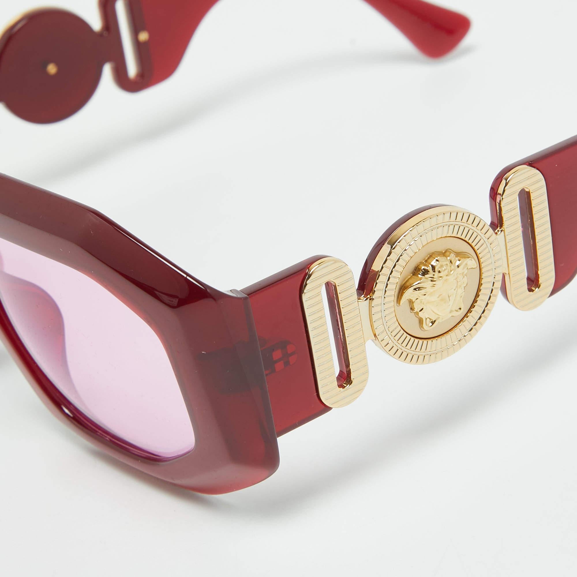 Embrace sunny days in full style with help from this pair of Medusa sunglasses by Versace. Created with expertise, the luxe sunglasses feature a well-designed frame and high-grade lenses that are equipped to protect your eyes.

