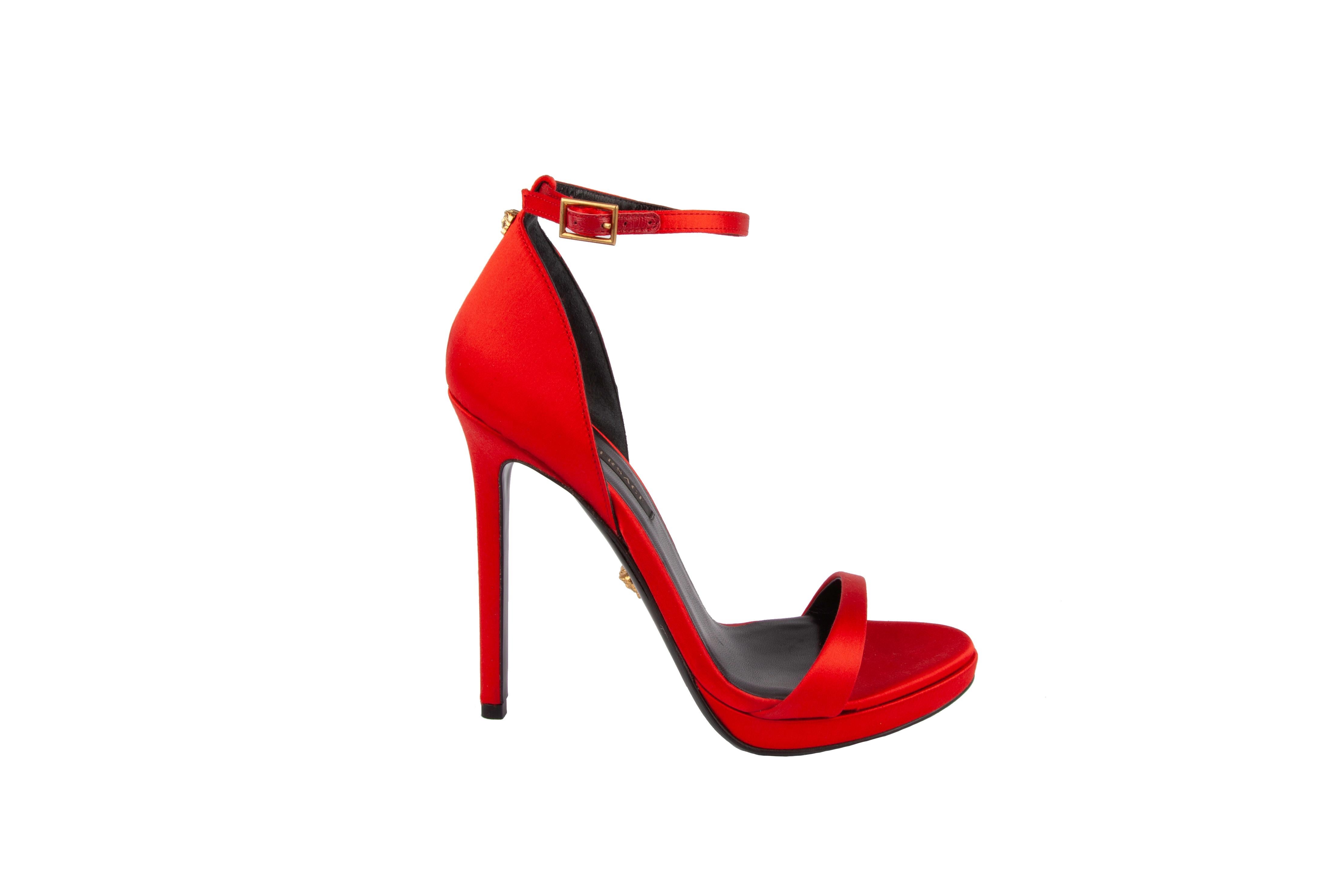 These Versace heels feature a luxurious red satin material, delicate straps, and gold tone hardware. They are a timeless, classic item that your closet needs. Brand new. Made in Italy.

Size: 37.5 (IT)

Material: Satin & Leather