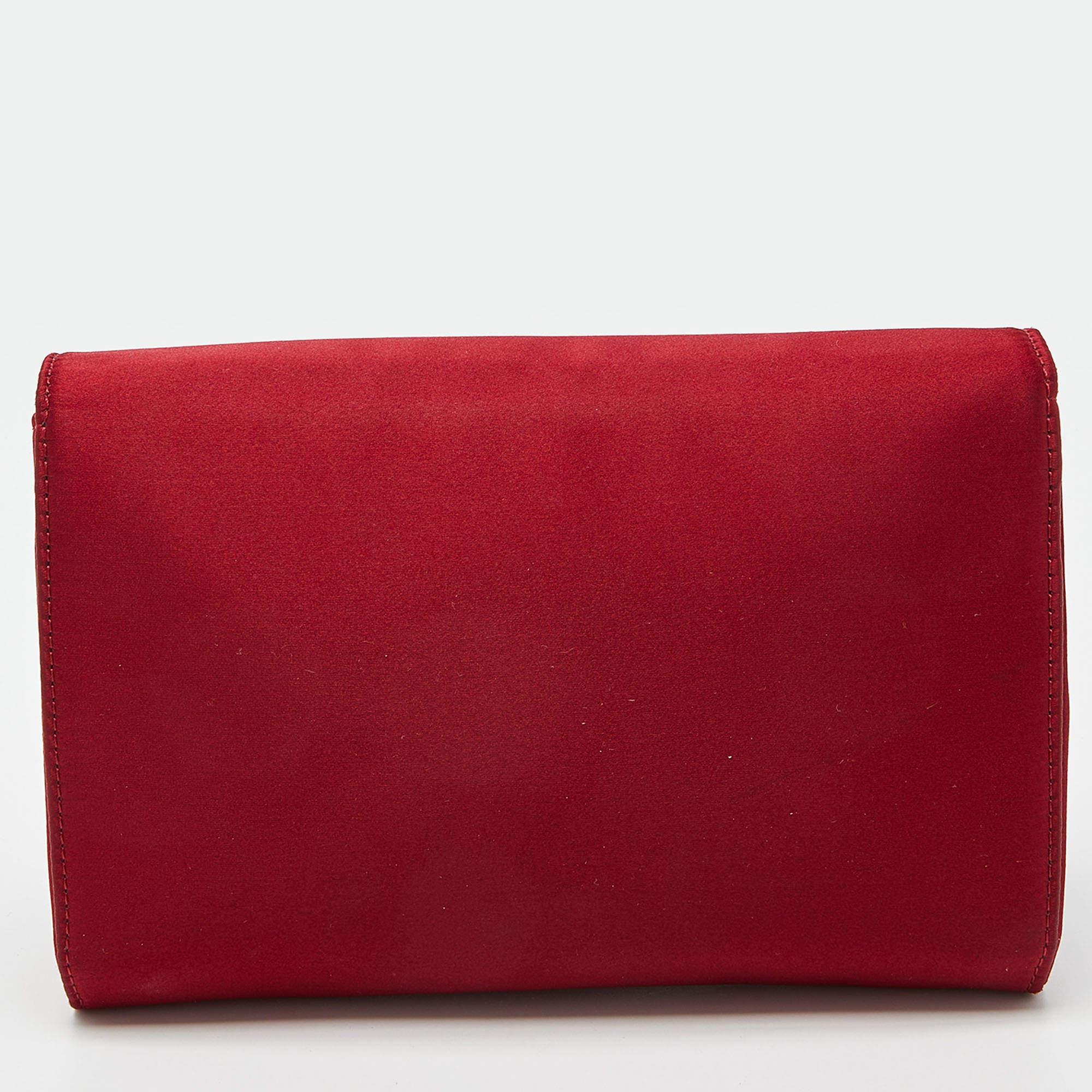 This clutch from Versace is designed in a red satin body. It brings a Medusa-adorned flap to secure the interior which is lined with leather. It comes held by a gold-tone chain and is perfect for evenings.

Includes: Original Dustbag, Detachable