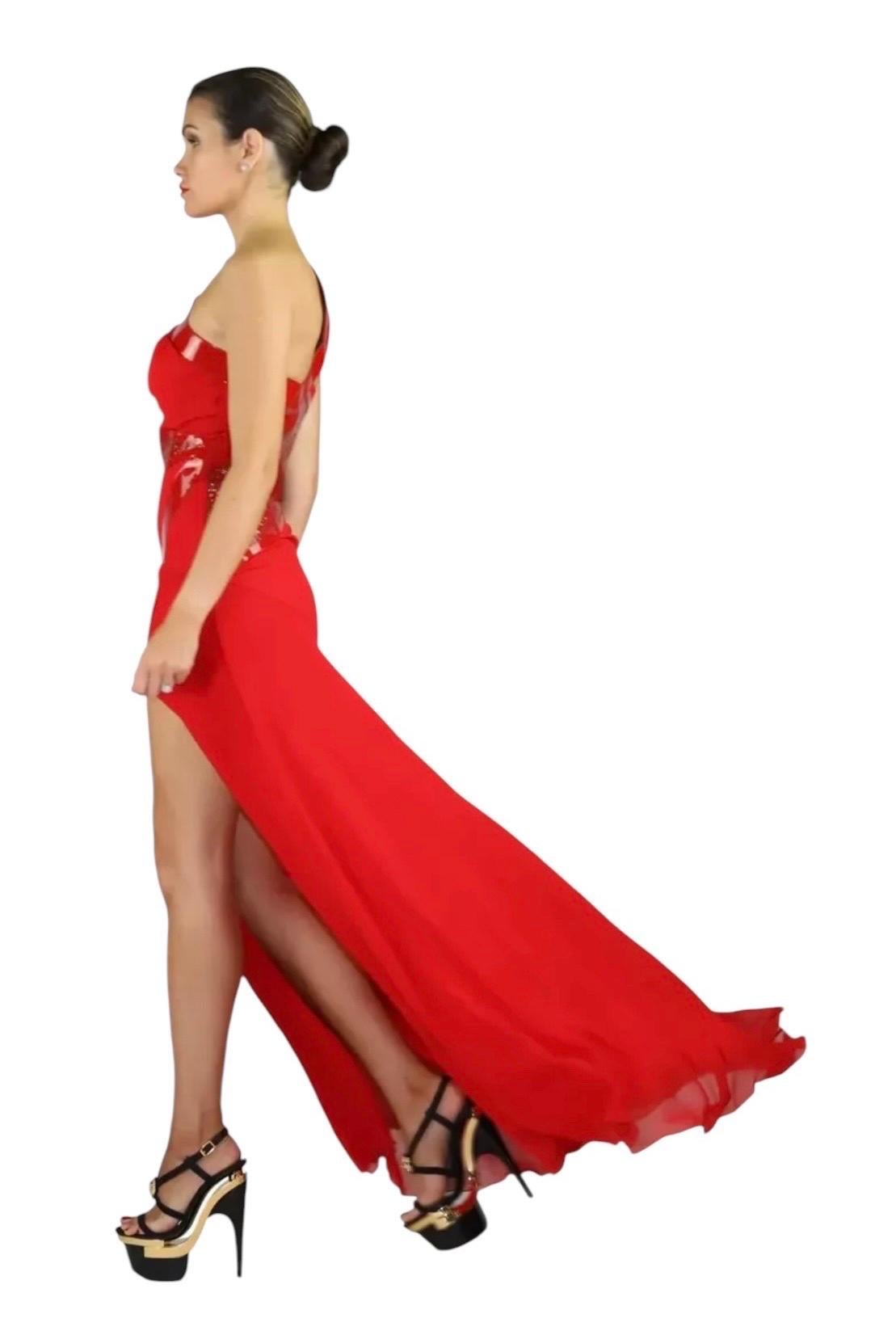 VERSACE 
Vestido largo de seda roja
Una correa para el hombro.
Recorte delantero en la pierna izquierda.
Inserciones perforadas de charol.
Contenido: 97% seda,3% poliamida
Ribete: 100% cuero
TI  Talla 38 - US 2
De axila a axila: hasta 17
