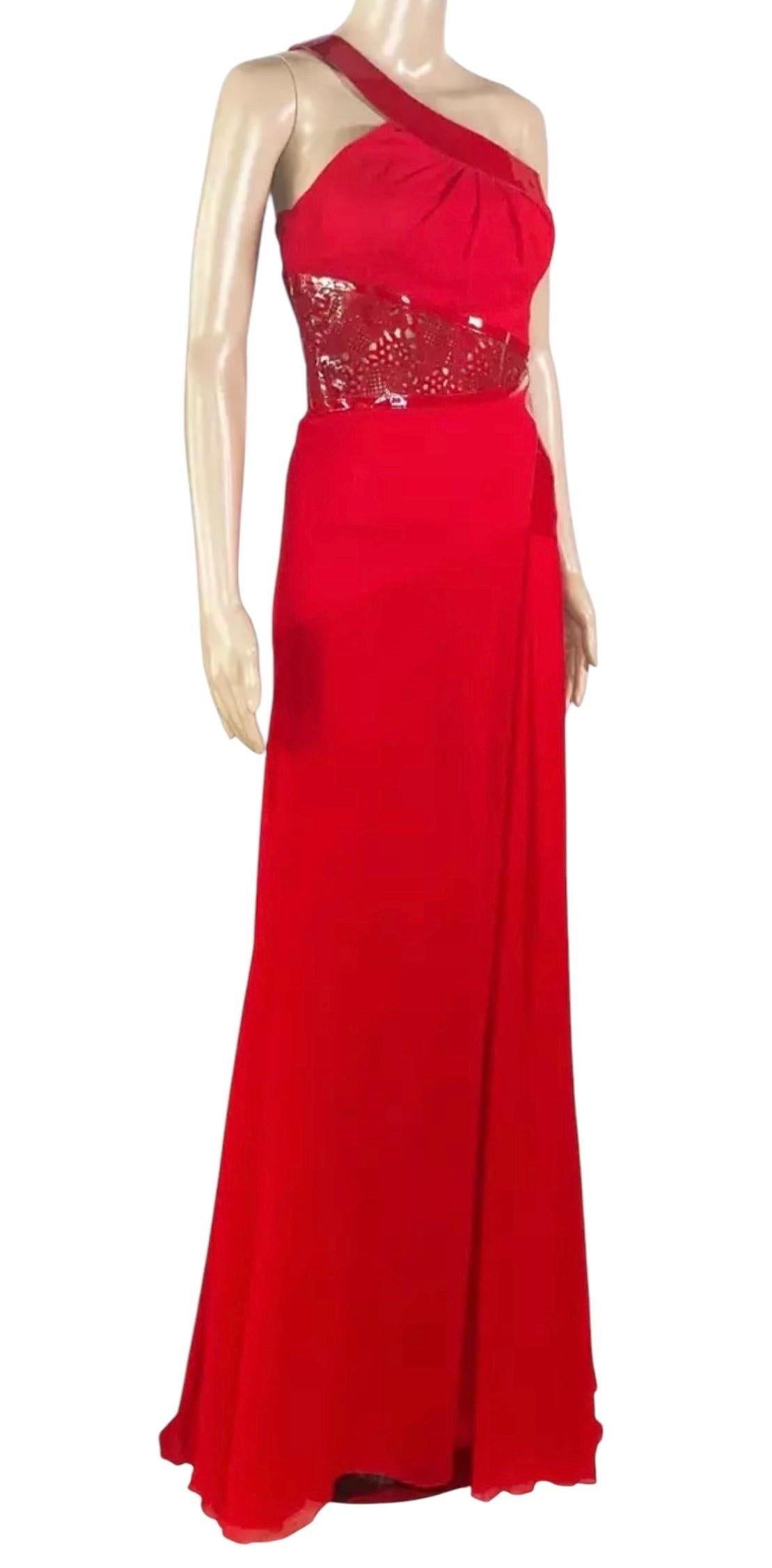 Versace Vestido largo de noche de seda roja con detalle de polipiel 38 -2 en Nuevo estado para la venta en Montgomery, TX
