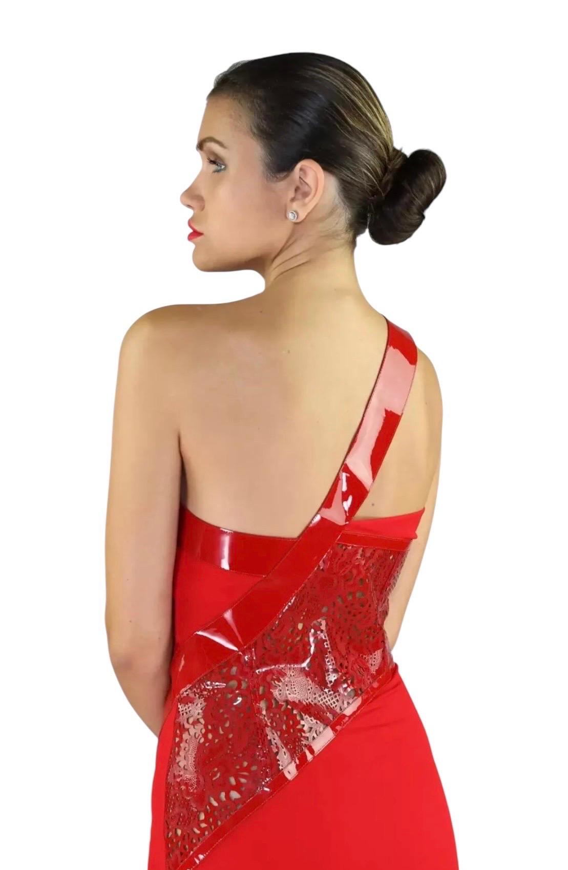 Versace Vestido largo de noche de seda roja con detalle de polipiel 38 -2 en venta 3