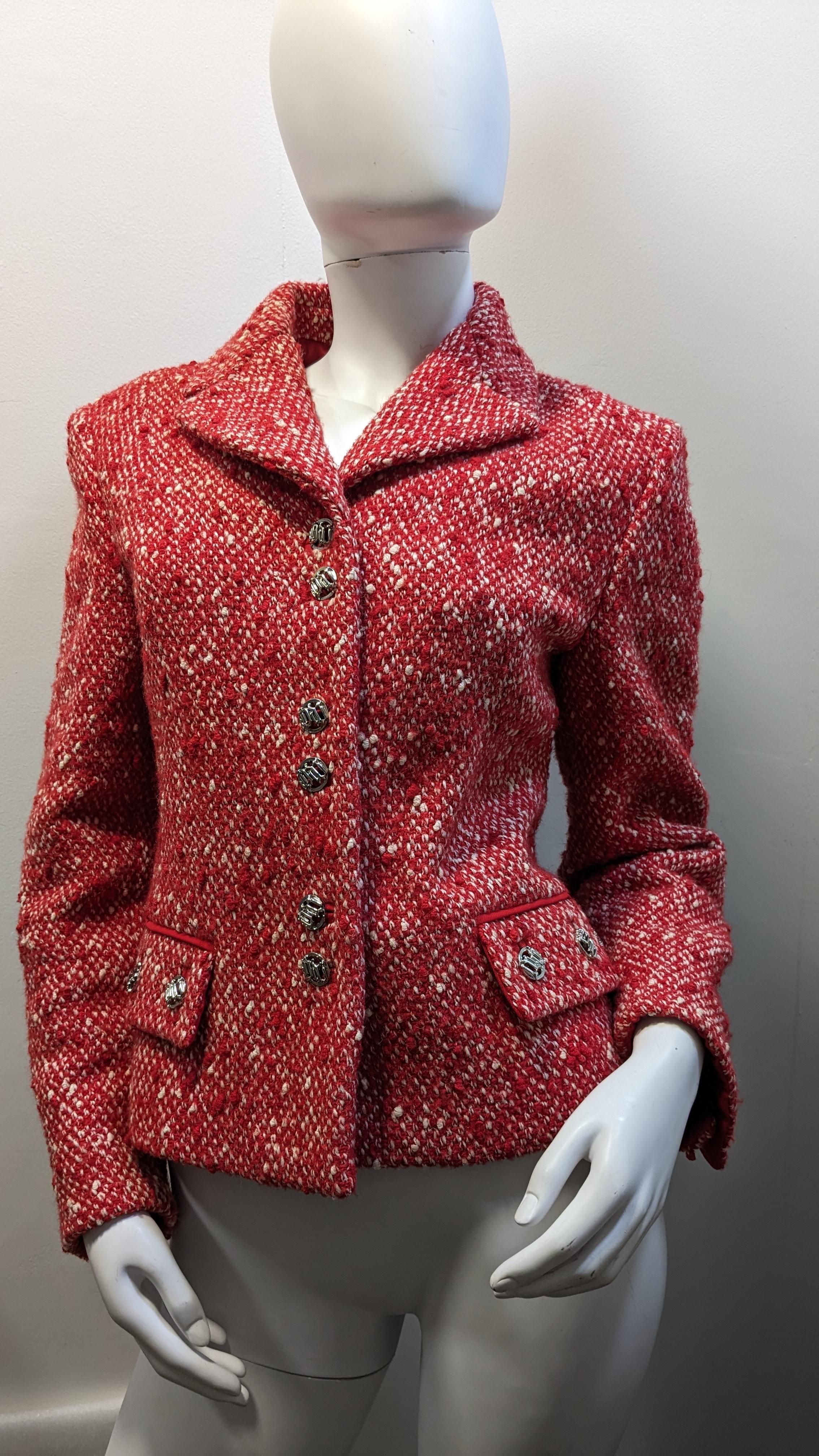 Blazer in lana con motivo tweed rosso e bottoni con logo Versace

Taglia M
Lunghezza dalla spalla 59cm / 23,22 pollici 
Lunghezza della manica 56cm / 22,04 pollici
Composisoon 100% lana
Prodotto in Italia
Chiusura frontale con bottoni
Tasche con