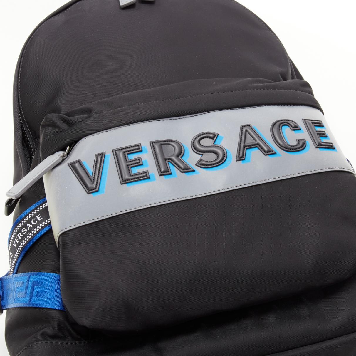 VERSACE Logo réfléchissant noir nylon bleu Greca sac à dos à bandoulière en nylon en vente 2