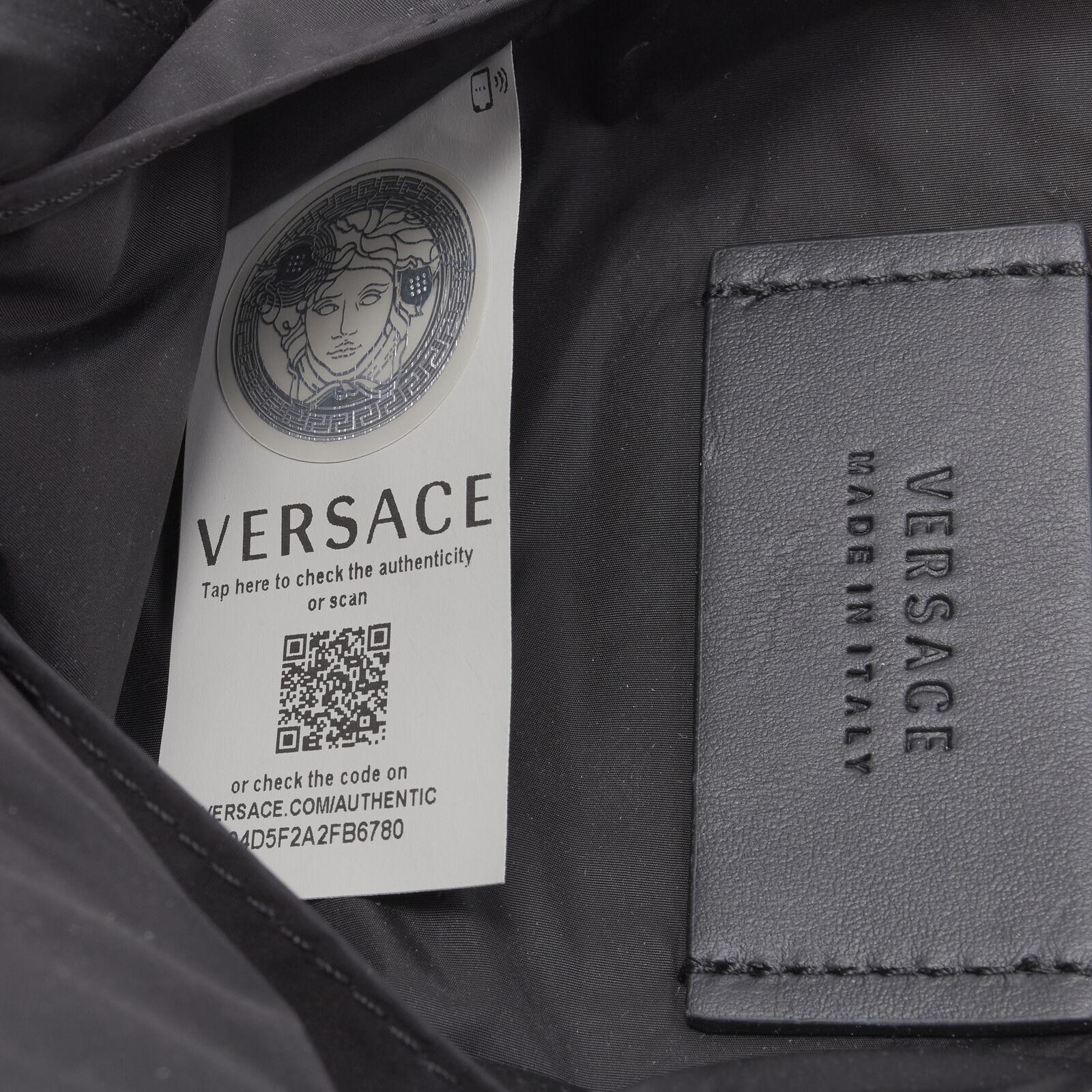 VERSACE Crossbody-Tasche mit reflektierendem Logo aus schwarzem Nylon und Greca-Sportarmband im Angebot 8