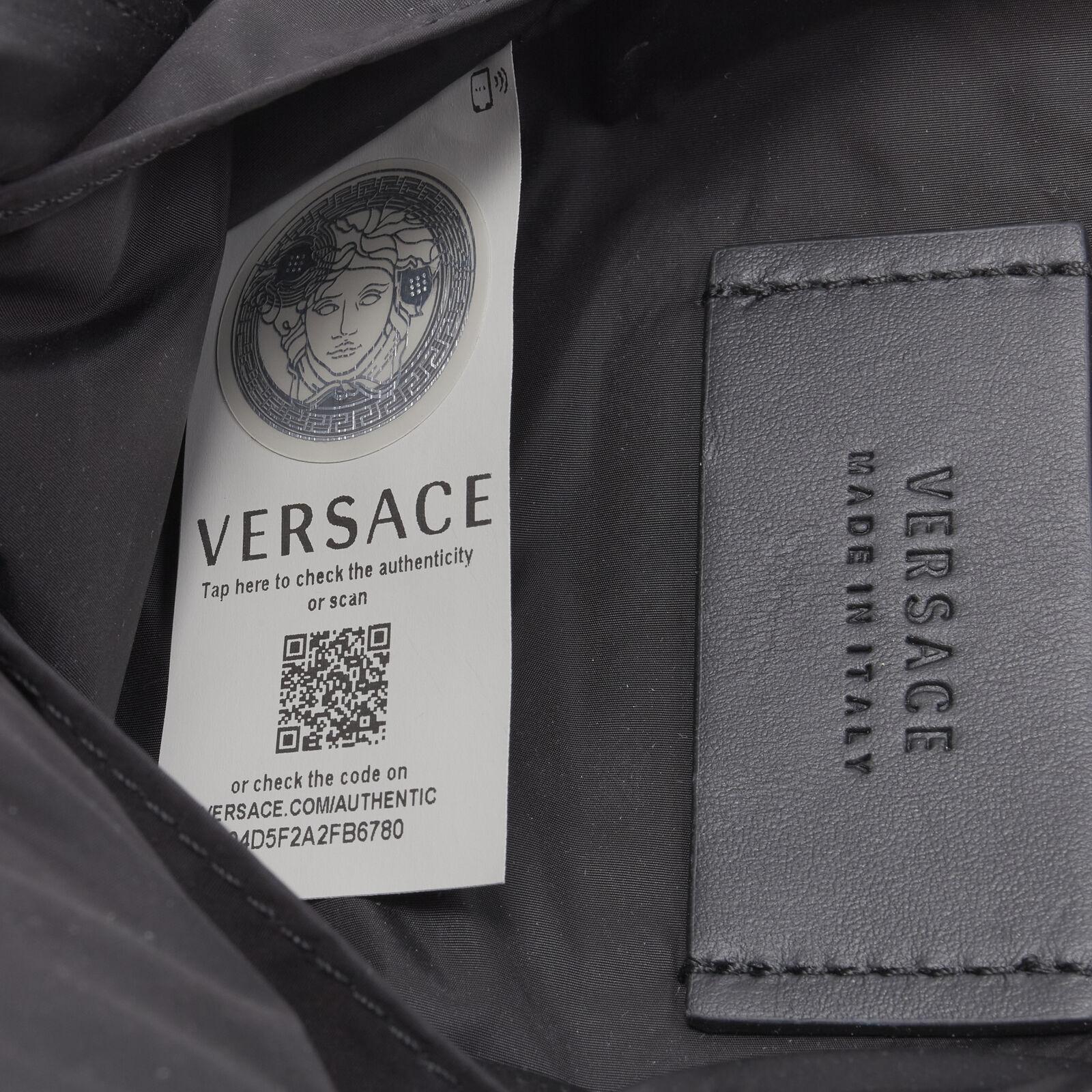 VERSACE Crossbody-Tasche mit reflektierendem Logo aus schwarzem Nylon und Greca-Sportarmband im Angebot 7