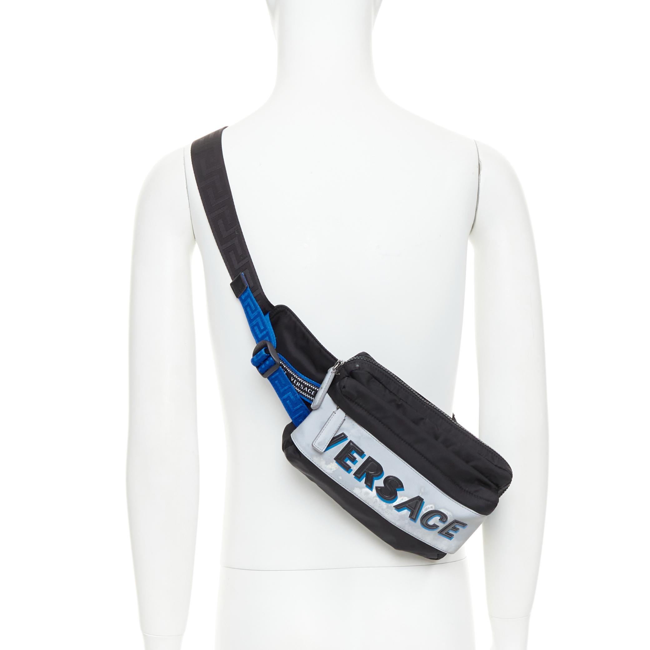 VERSACE reflektierendes Logo Schwarze Crossbody-Gürteltasche aus Nylon mit Greca-Armband und Gürteltasche
Referenz: TGAS/C00878
Marke: Versace
Designer: Donatella Versace
Modell: DFB8077 DNY2R K046E
Collection'S: Pre Fall 2020
MATERIAL: Nylon
Farbe: