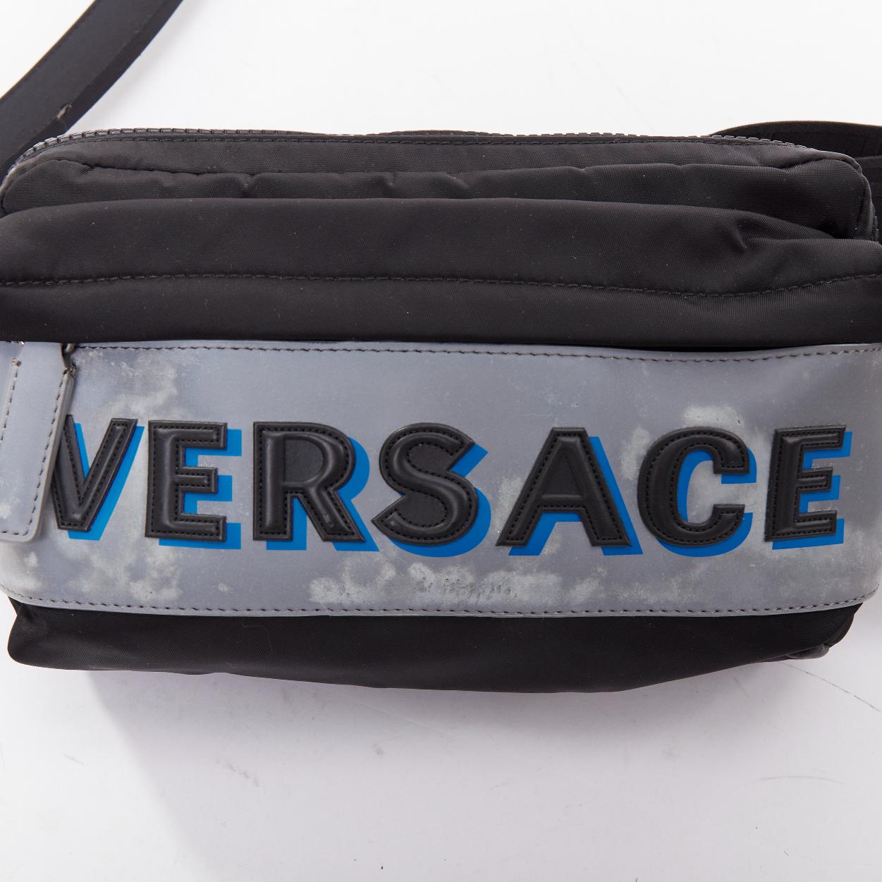 VERSACE reflektierendes Logo Schwarze Crossbody-Gürteltasche aus Nylon mit Greca-Armband und Gürteltasche im Angebot 1