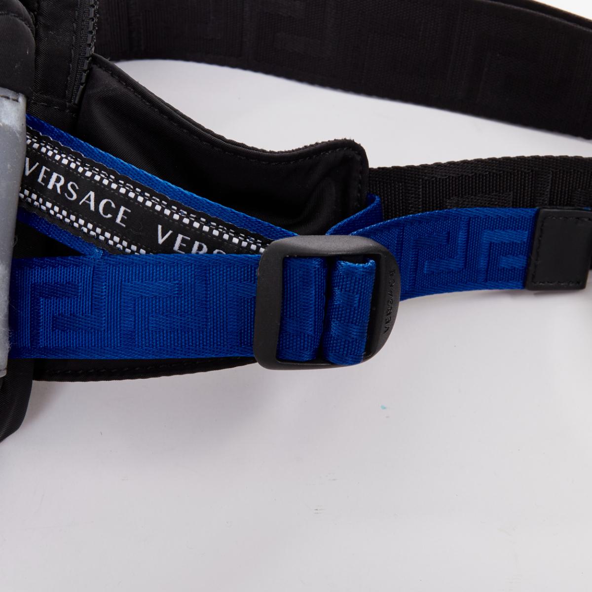 VERSACE reflektierendes Logo Schwarze Crossbody-Gürteltasche aus Nylon mit Greca-Armband und Gürteltasche im Angebot 2