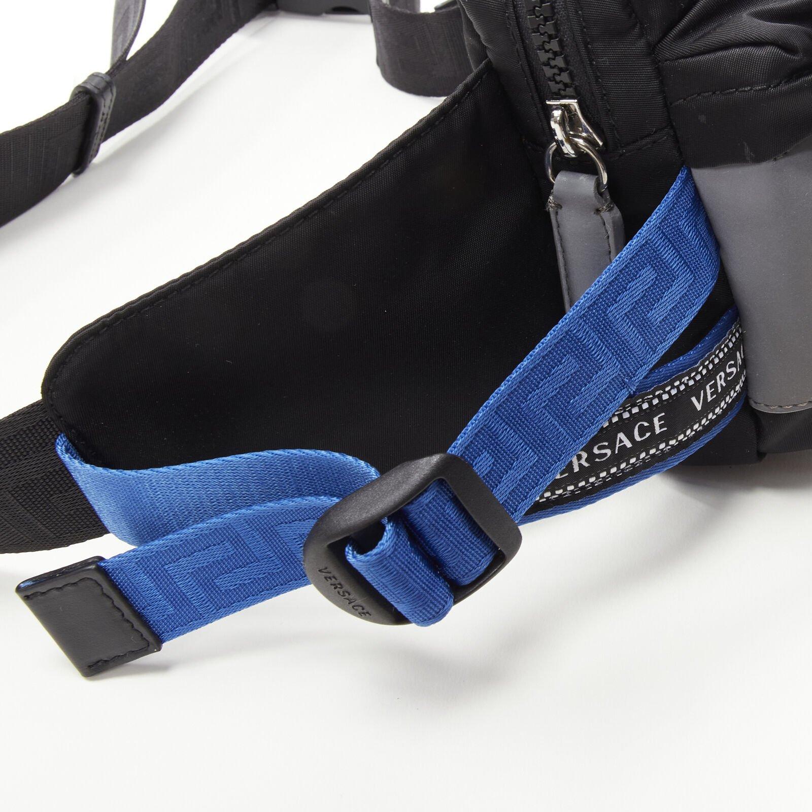 VERSACE logo réfléchissant noir nylon Greca strap crossbody belt waist bag en vente 2