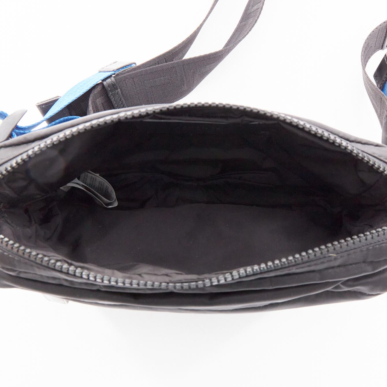 VERSACE reflektierendes Logo Schwarze Crossbody-Gürteltasche aus Nylon mit Greca-Armband und Gürteltasche im Angebot 3