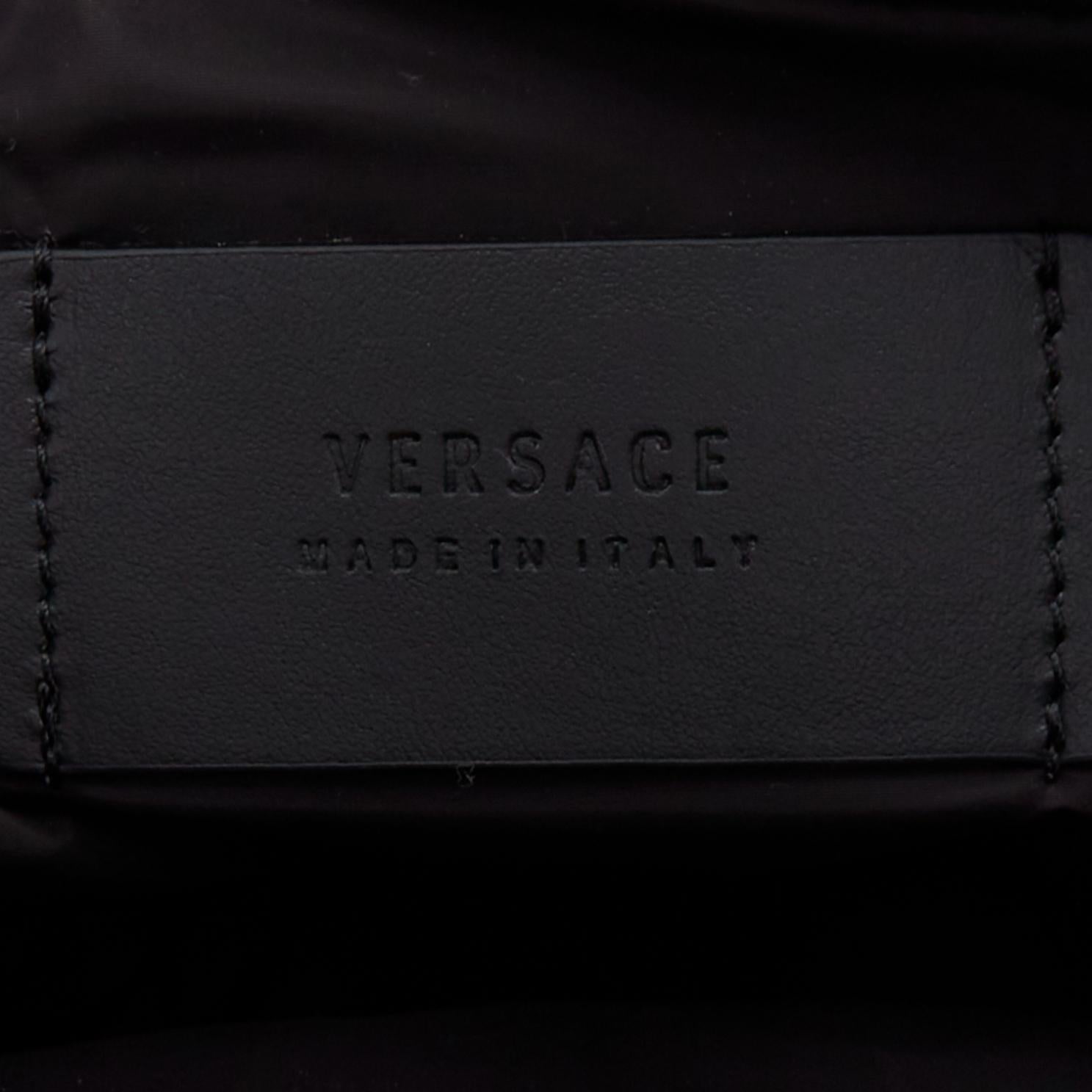 VERSACE reflektierendes Logo Schwarze Crossbody-Gürteltasche aus Nylon mit Greca-Armband und Gürteltasche im Angebot 4