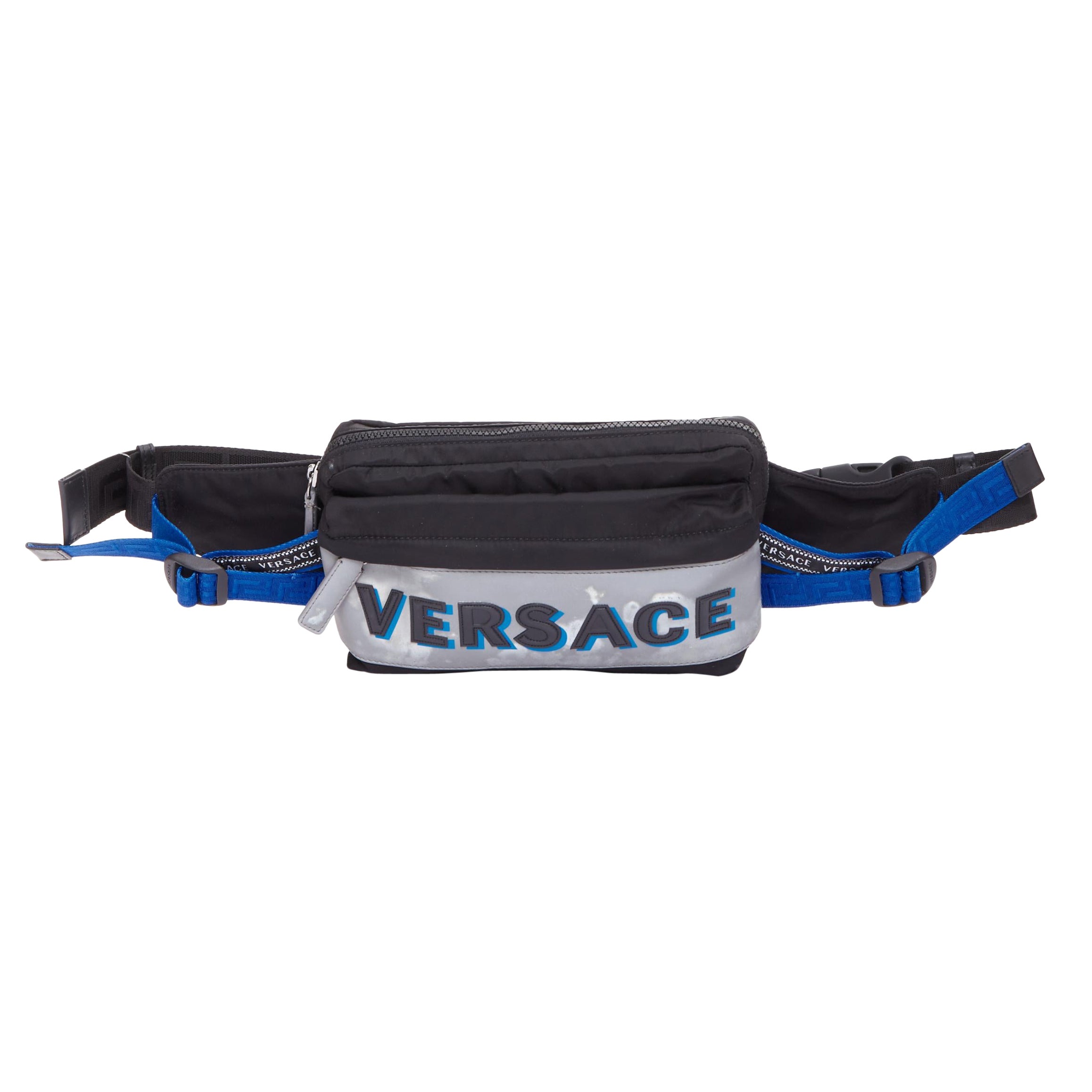 VERSACE reflektierendes Logo Schwarze Crossbody-Gürteltasche aus Nylon mit Greca-Armband und Gürteltasche