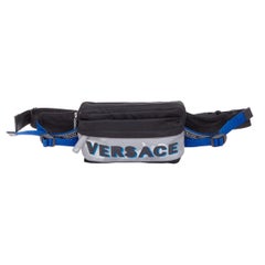 VERSACE reflektierendes Logo Schwarze Crossbody-Gürteltasche aus Nylon mit Greca-Armband und Gürteltasche