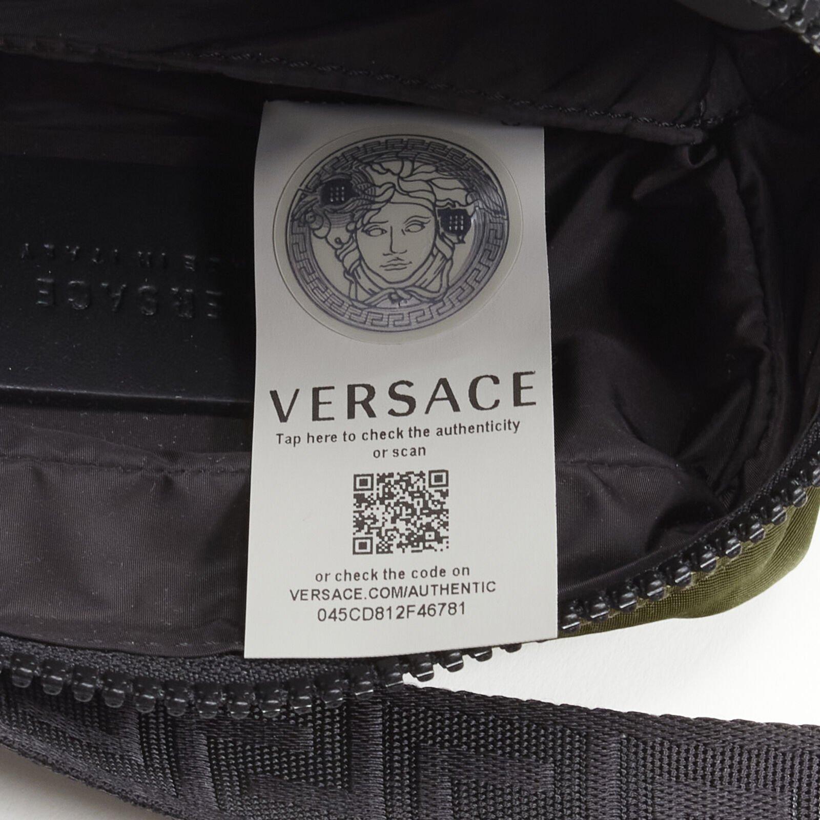 Bolso bandolera cruzado de nailon verde con logo reflectante VERSACE en venta 6